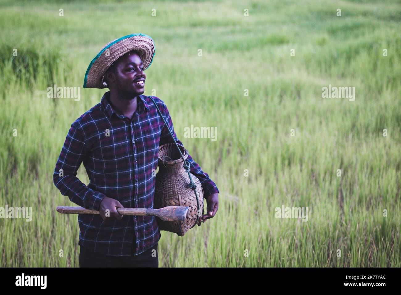 L'agriculteur africain est heureux de travailler et de cultiver sur sa  ferme avec la tenue des outils agricoles.Agriculture ou concept de culture  Photo Stock - Alamy