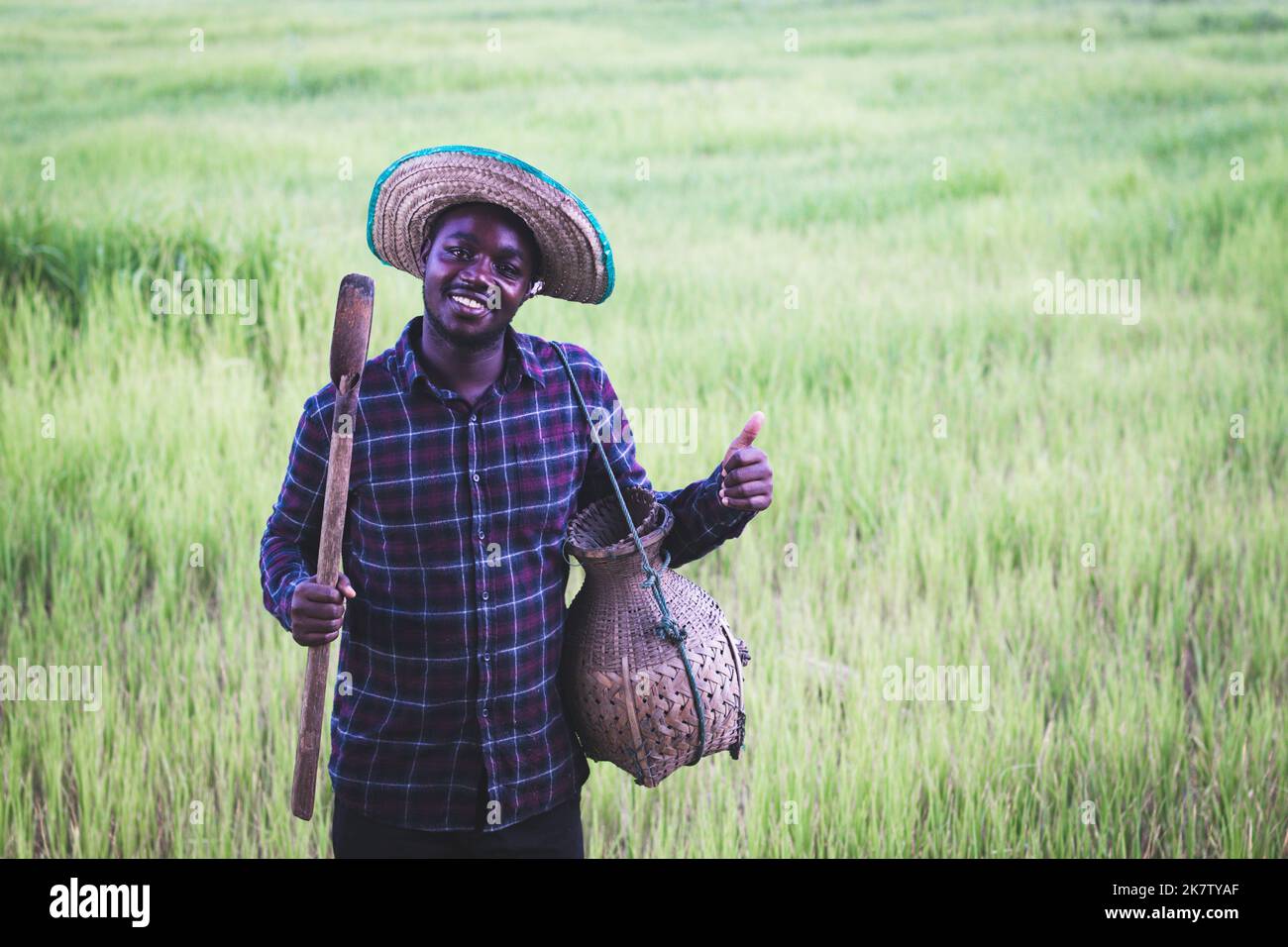 L agriculteur Africain Est Heureux De Travailler Et De Cultiver Sur Sa l-agriculteur-africain-est-heureux-de-travailler-et-de-cultiver-sur-sa