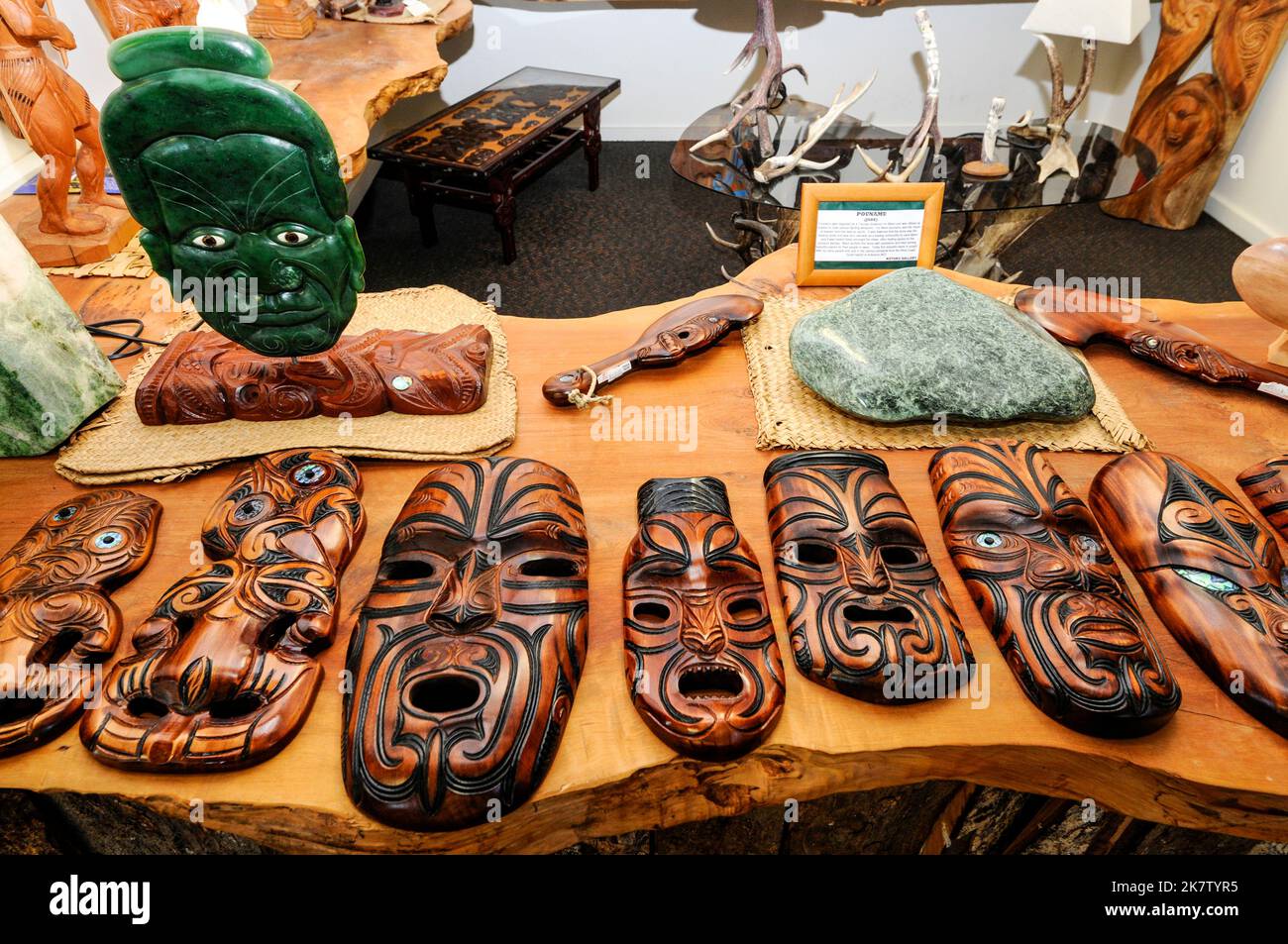 Objets maoris en vente dans une galerie d'art et d'artisanat maori dans la petite ville de Whataroa, dans le sud du pays de l'ouest, sur l'île du Sud, en Nouvelle-Zélande Banque D'Images