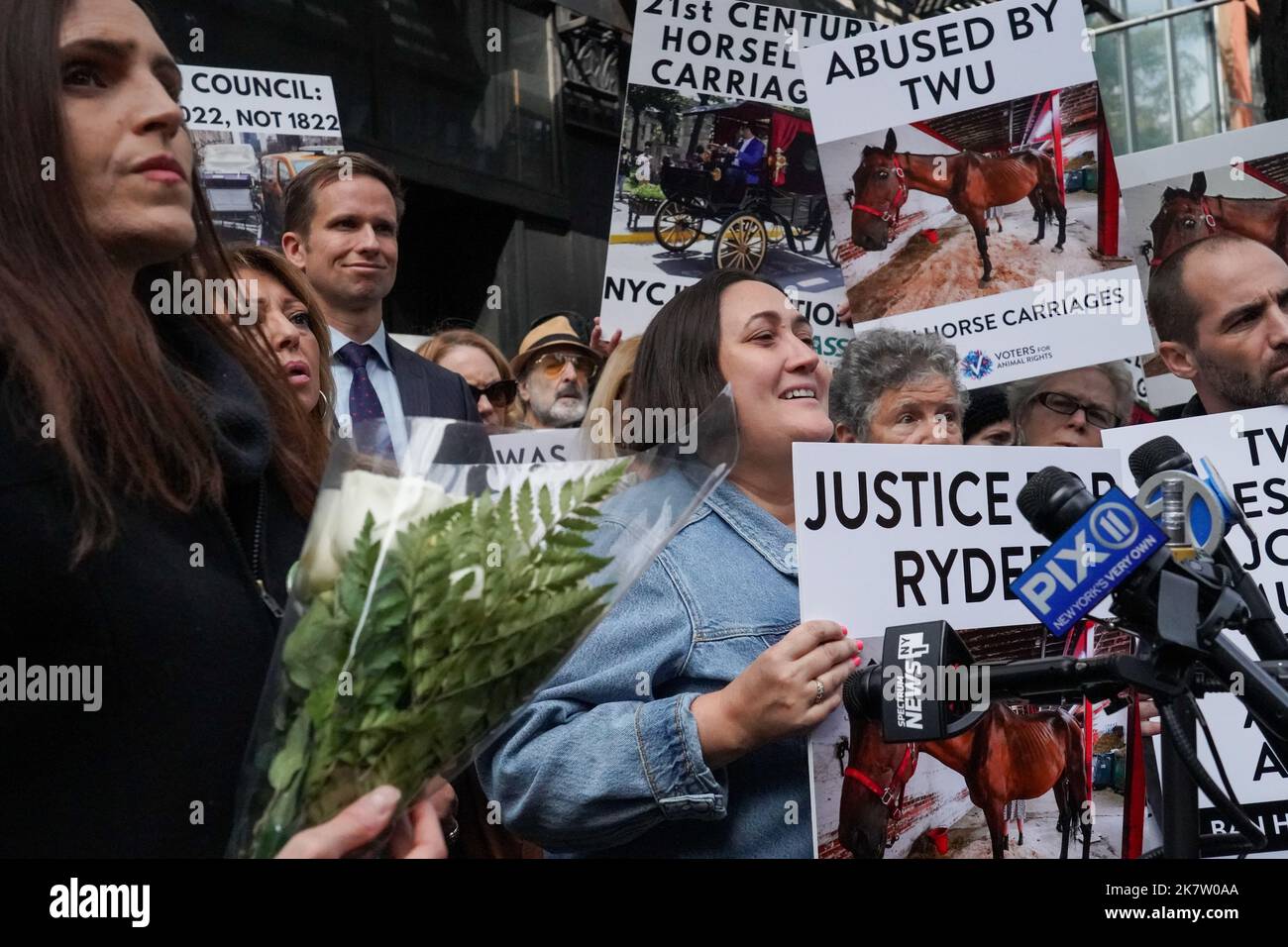 New York, États-Unis. 17th octobre 2022. L'activiste Allie Feldman parle alors que les manifestants se réunissent pour un Memorial for Ryder, un New York Carriage Horse, à l'endroit où il s'est effondré et est mort peu après. Ryder est l'un des nombreux chevaux de New York City Carriage qui se sont effondrés dans les rues encombrées de New York au cours des dernières années. Les membres du Conseil ont présenté un projet de loi visant à remplacer les chevaux de transport par des voitures électriques anciennes. Crédit : SOPA Images Limited/Alamy Live News Banque D'Images
