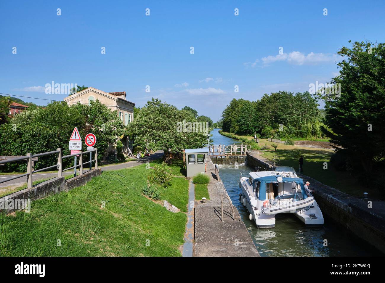 Paysage entourant la maison du gardien de l’écluse converti en un Bed and Breakfast appelé “la poule a Velo”, sur le canal latéral à la Garonne, à Saint Banque D'Images