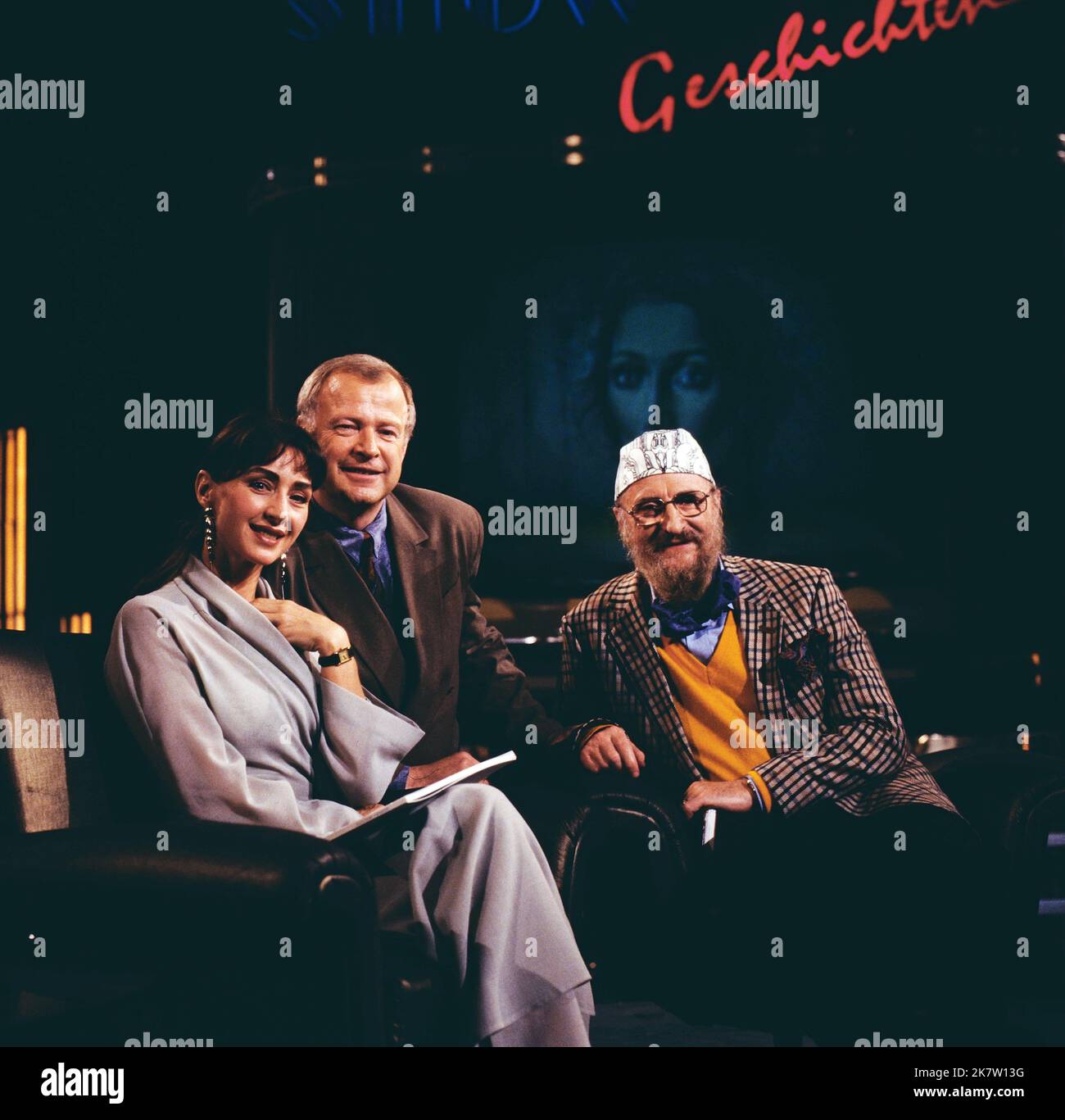 Showgeschichten, BR Talkshow, Deutschland, 1990, als Gäste: Schauspielerin Christine Kaufmann und Prof. Dr. Ernst Fuchs, österreichischer Maler, Grafiker und Bildhauer, mit Gastgeber: Gerhard Schmitt-Thiel, Mitte. Showgeschichten, émission télévisée, Allemagne, 1990, invités: L'actrice allemande Christine Kaufmann et Ernst Fuchs, également le professeur Dr Ernst Fuchs, graphiste autrichien, peintre, sculpteur, avec l'animateur: Gerhard Schmitt-Thiel, centre. Banque D'Images