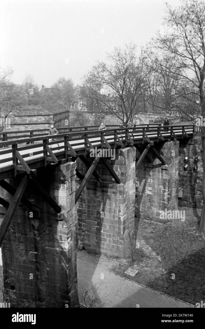 Die Vestnertorbrücke auf der Nürnberger Burg, Nürnberg, UM 1957. Pont Vestnertor au château de Nuremberg, Nurmeberg, vers 1957. Banque D'Images