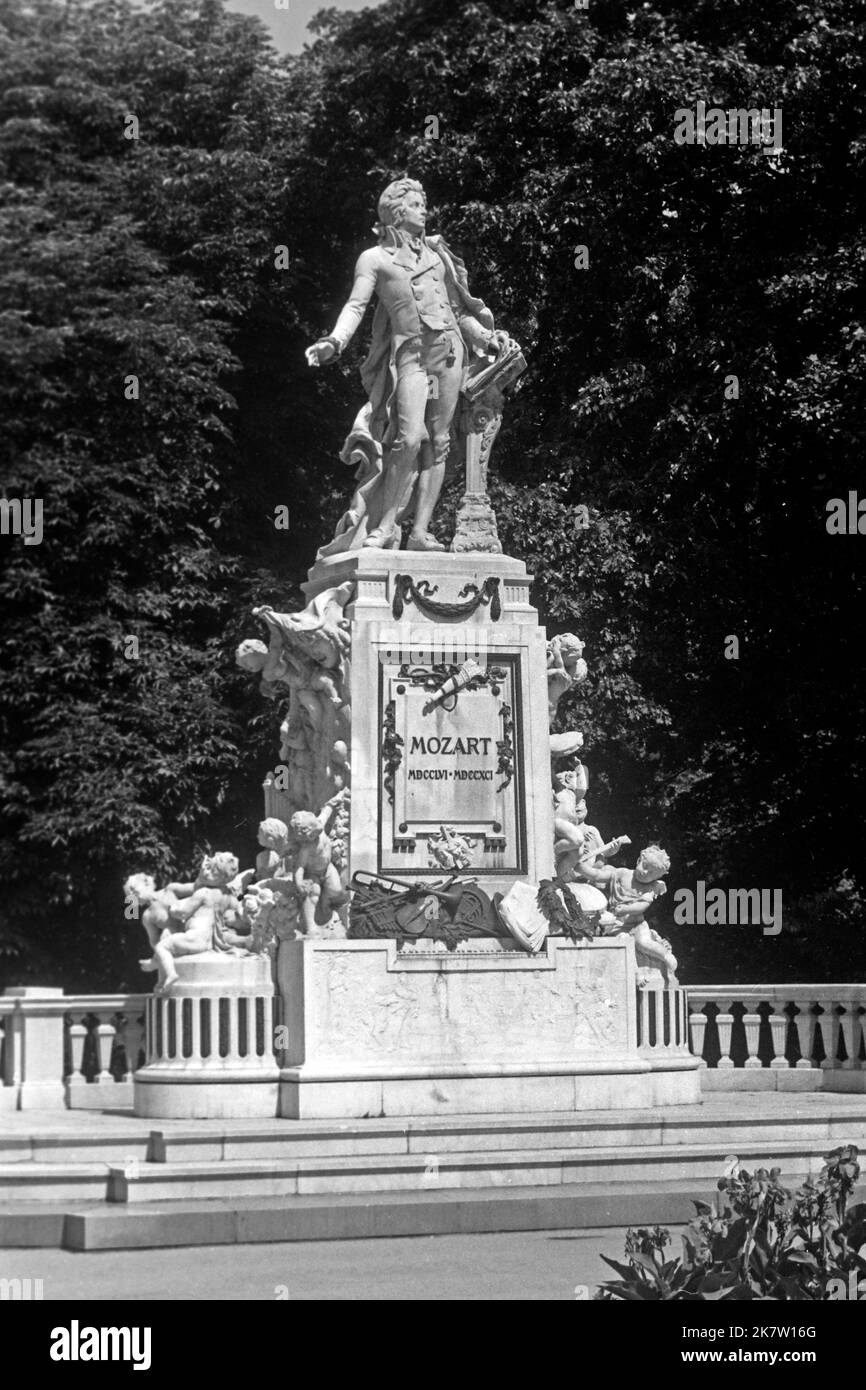 Mozart-Denkmal von Viktor Oskar Tilgner im Burggarten, Österreich 1962. Monument Mozart par Viktor Oskar Tilgner à Burggarten, Autriche 1962. Banque D'Images
