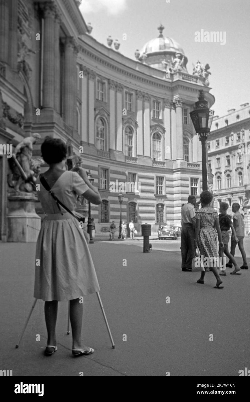 Frau, die den Michaelerplatz à Wien Filmt, UM 1962. Femme filmant Michaelerplatz à Vienne, vers 1962. Banque D'Images