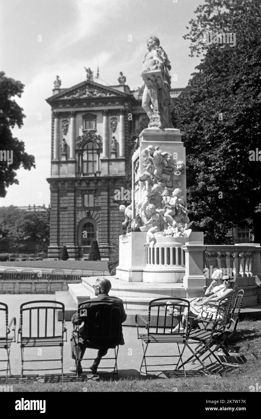 Seitenansicht vom Mozart-Denkmal von Viktor Oskar Tilgner im Burggarten mit Besuchern, Österreich 1962. Vue latérale du monument Mozart par Viktor Oskar Tilgner dans le Burggarten avec visiteurs, Autriche 1962. Banque D'Images