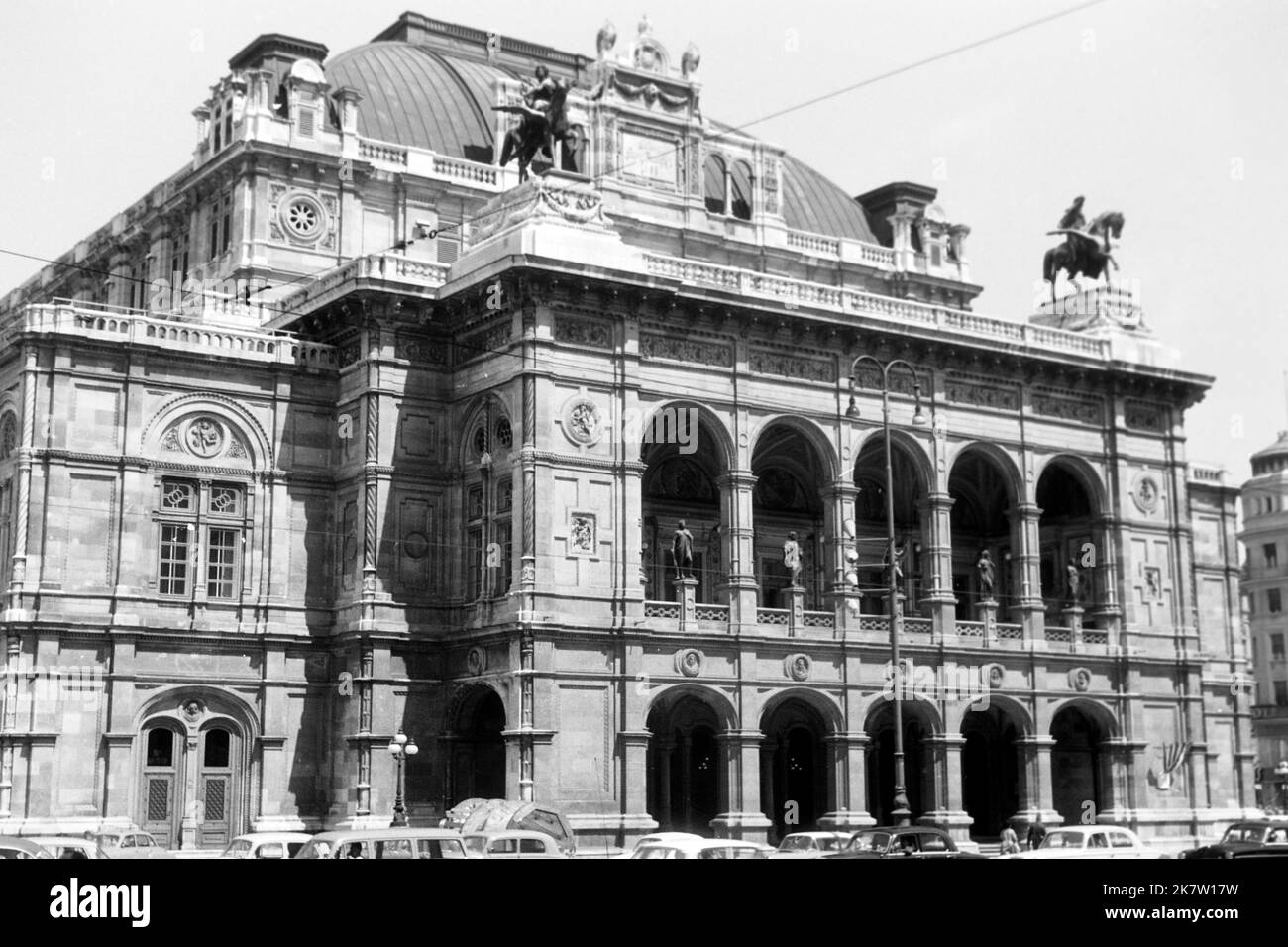 Die Wiener Staatsoper an der Ringstraße, UM 1962. Opéra d'Etat de Vienne sur le périphérique, vers 1962. Banque D'Images