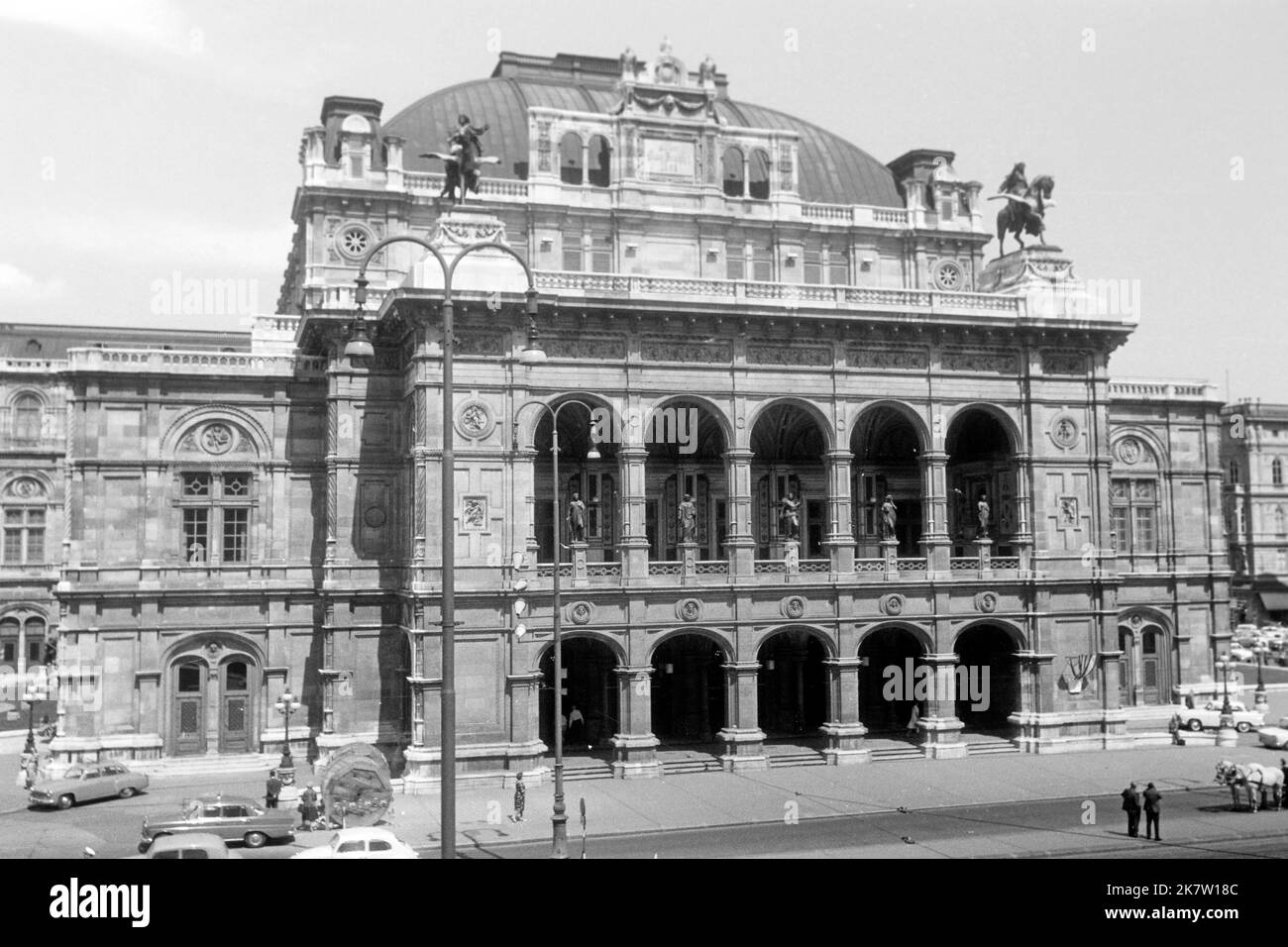 Die Wiener Staatsoper an der Ringstraße, UM 1962. Opéra d'Etat de Vienne sur le périphérique, vers 1962. Banque D'Images