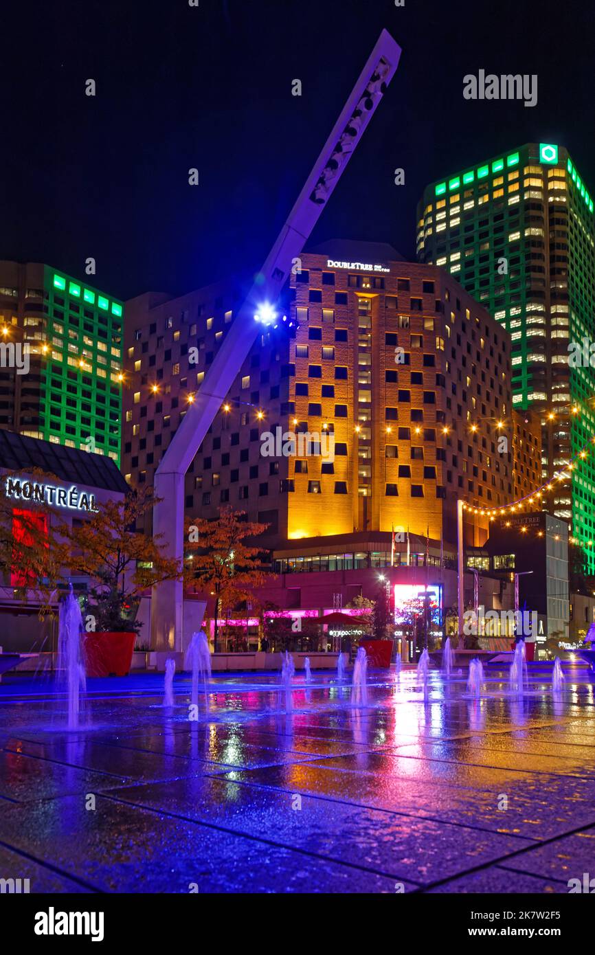 MONTRÉAL, CANADA, 3 octobre 2022 : place des festivals de nuit.quartier des spectacles est un quartier des arts et des divertissements de la partie est Banque D'Images