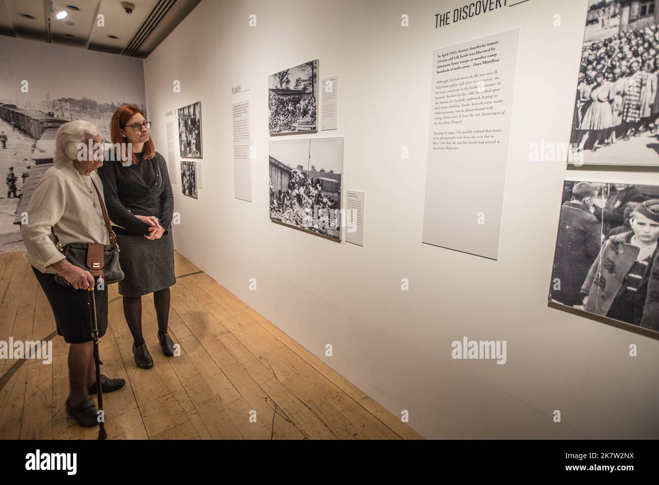 Londres Royaume-Uni 19 oct 2022 au moins 1 100 000 personnes, principalement des Juifs, ont été assassinées à Auschwitz pendant la Seconde Guerre mondiale. C’était le plus grand des camps d’extermination dirigés par l’Allemagne nazie entre 1940 et 1945. Voir Auschwitz invite les visiteurs à regarder au-delà du regard des auteurs et à se demander ce que ces images révèlent réellement. Ils nous invitent à réfléchir de manière critique sur ces images qui montrent ce que les mots ne peuvent pas décrire par une sélection de 100 Photographies et dessins. Créé par Musealia avec le Musée d'État d'Auschwitz-Birkenau.à partir d'octobre 20 ,81 Old Brompton Rd South Kensington.Paul Quezada-Neiman/ Banque D'Images