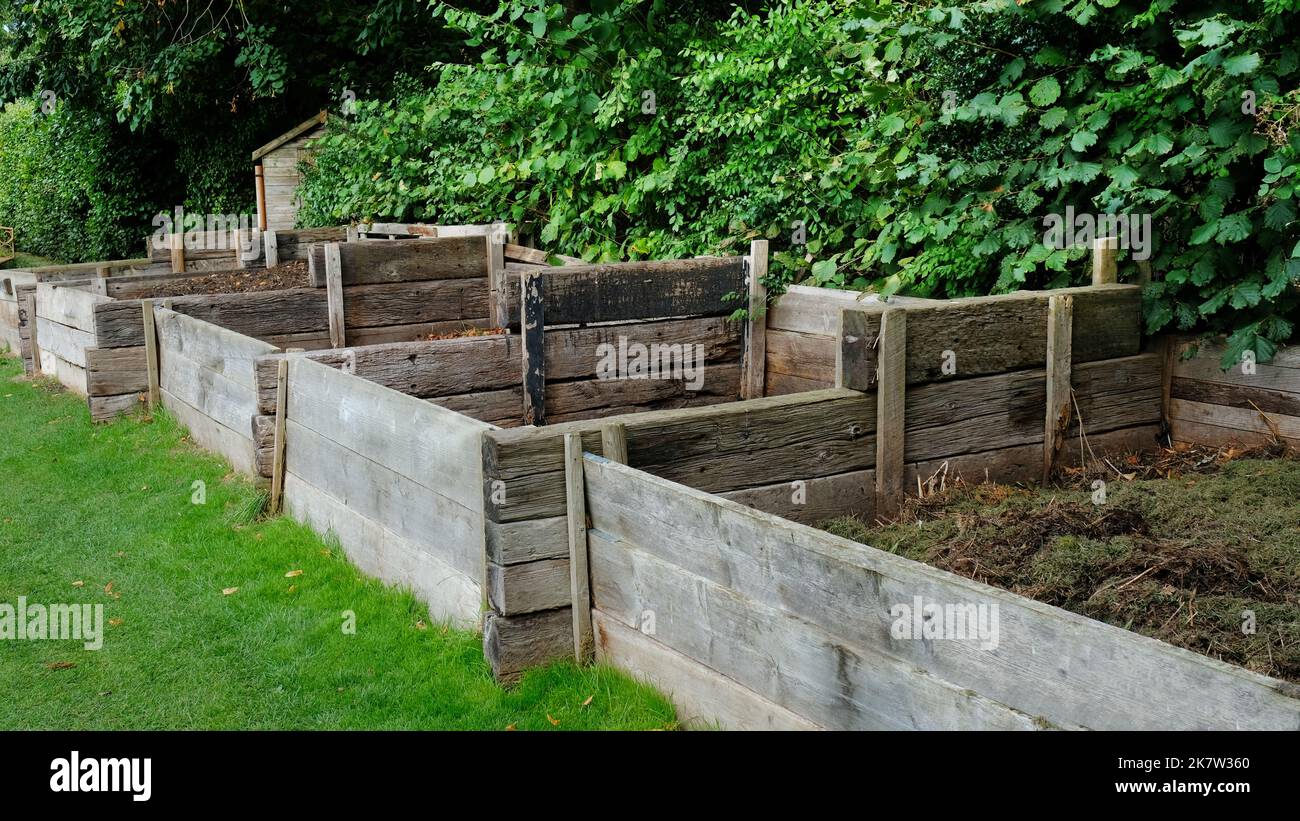 Grands bacs à compost en bois dans un jardin anglais - John Gollop Banque D'Images