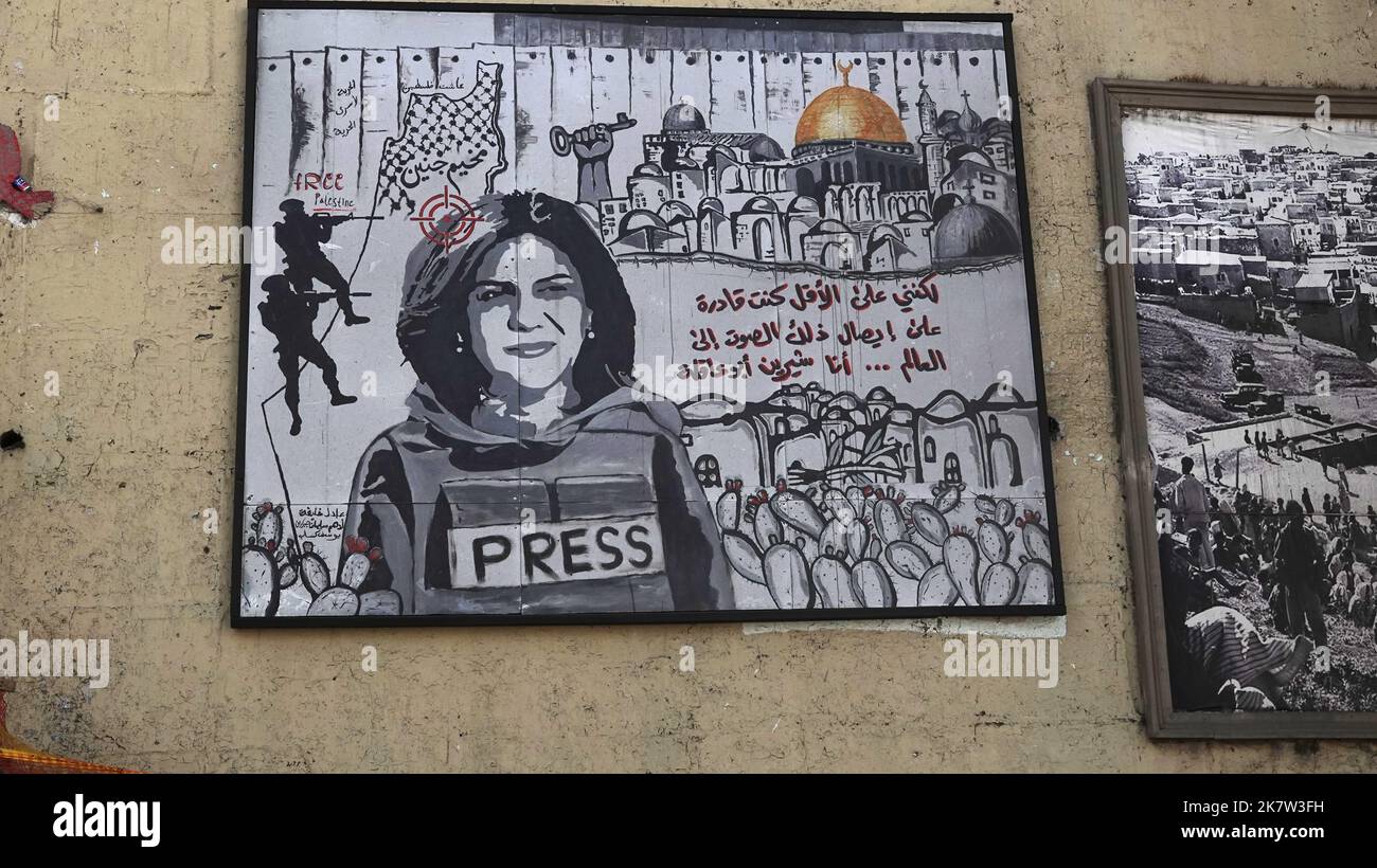 Une peinture murale dans la ville arabe d'Umm al-Fahm en Israël montre des soldats israéliens qui ont tiré sur le journaliste israélo-palestinien Shireen Abu Akleh, qui a travaillé pour le réseau Al Jazeera et a été tué dans la ville de Djénine en Cisjordanie Banque D'Images