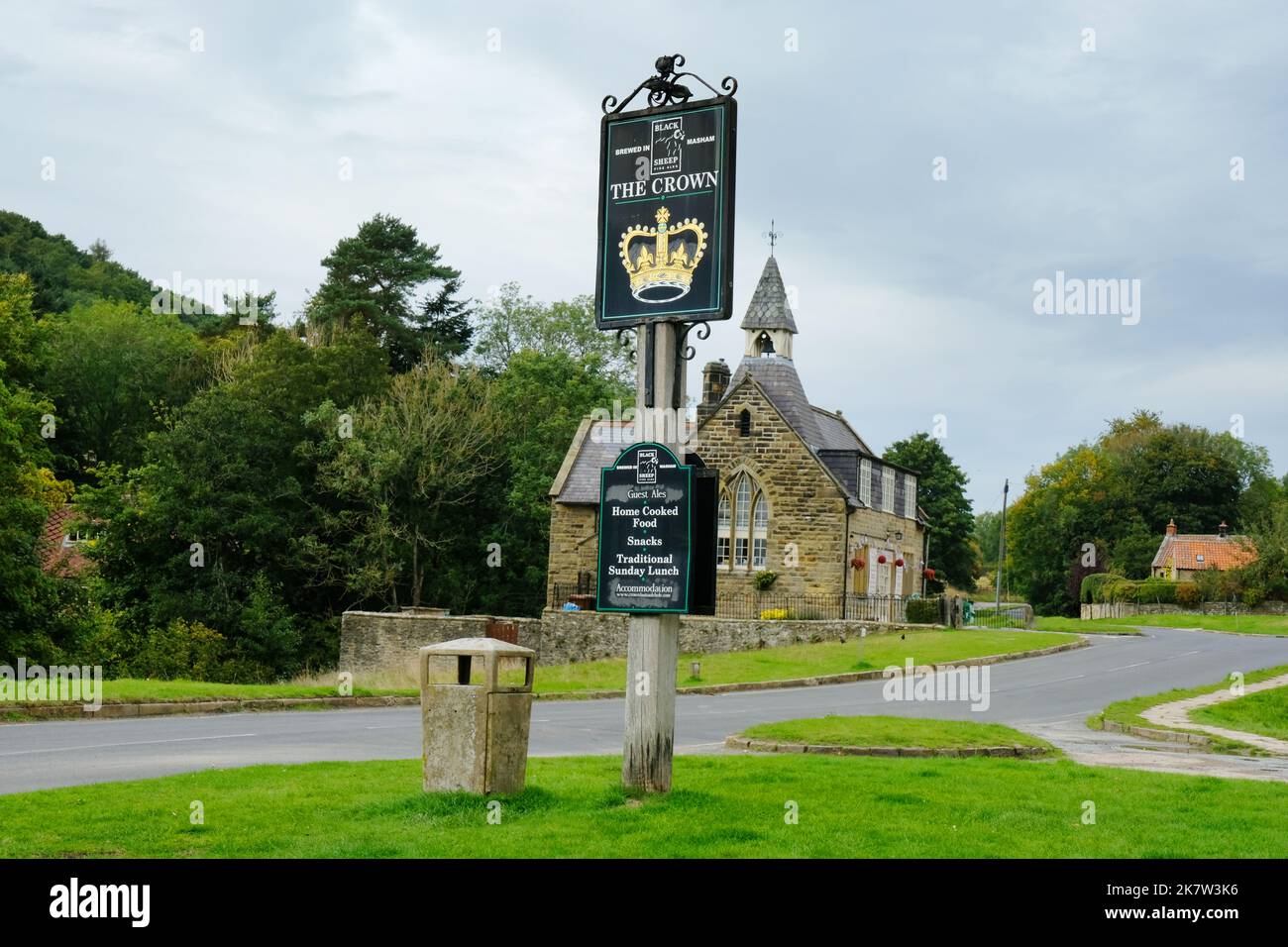 Le panneau pour le Crown Inn, Hutton le Hole, Yorkshire, UK - John Gollop Banque D'Images