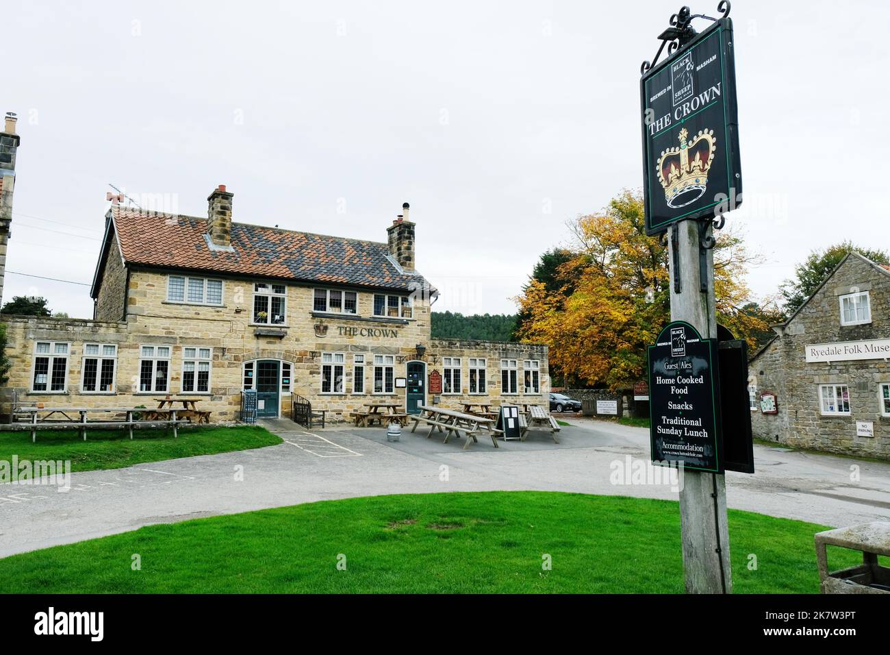 The Crown Inn at Hutton le Hole, Yorkshire, Royaume-Uni - John Gollop Banque D'Images