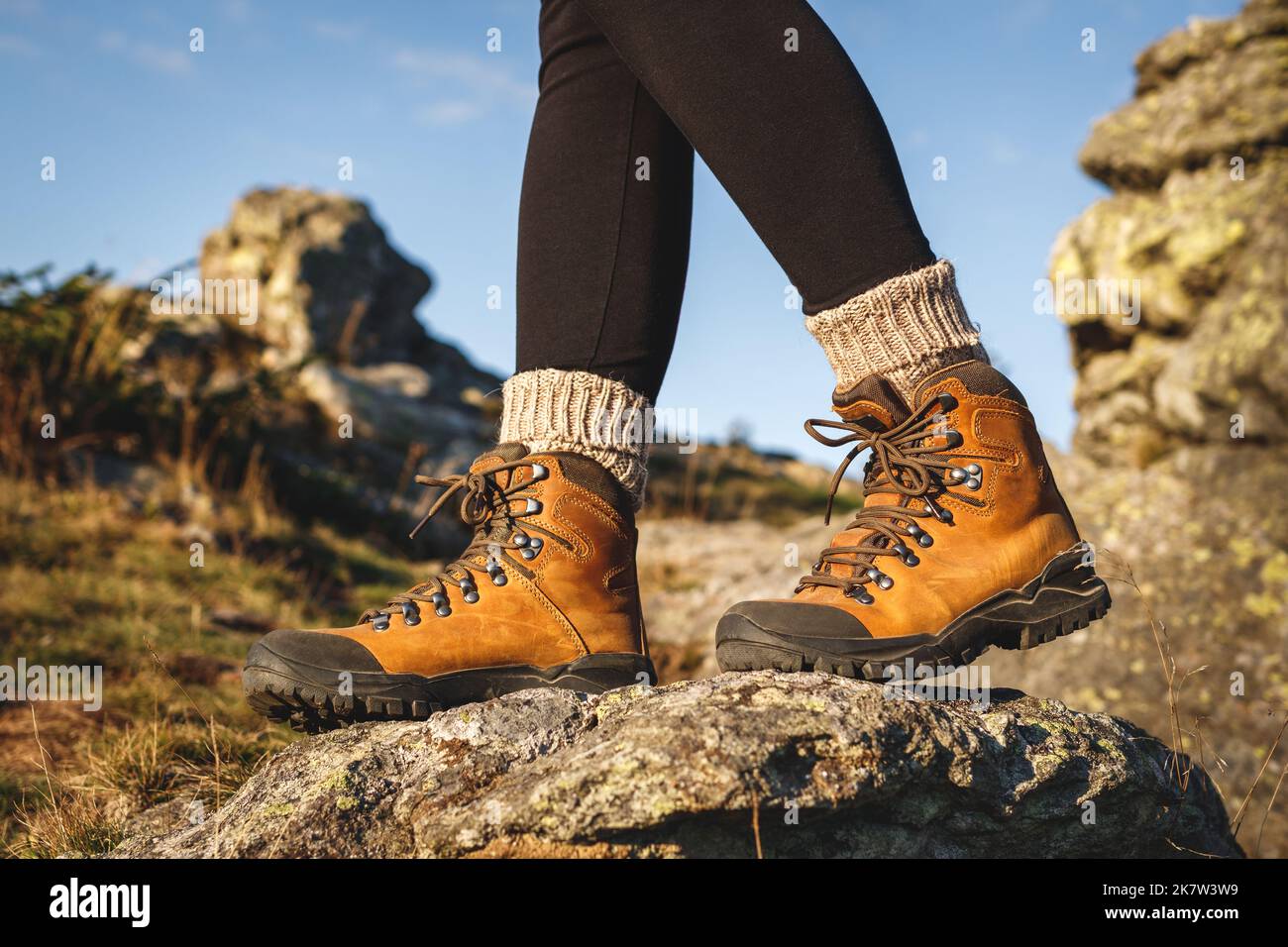 Chaussures de randonnée en cuir. Trekking en montagne. Jambes de femme  marchant sur le rocher Photo Stock - Alamy