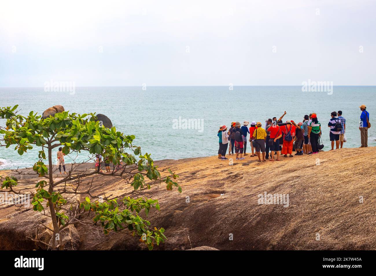 Un groupe de touristes asiatiques avec un guide touristique sur la mer sur l'île de Koh Samui, Thaïlande - 05.03.2022 Banque D'Images