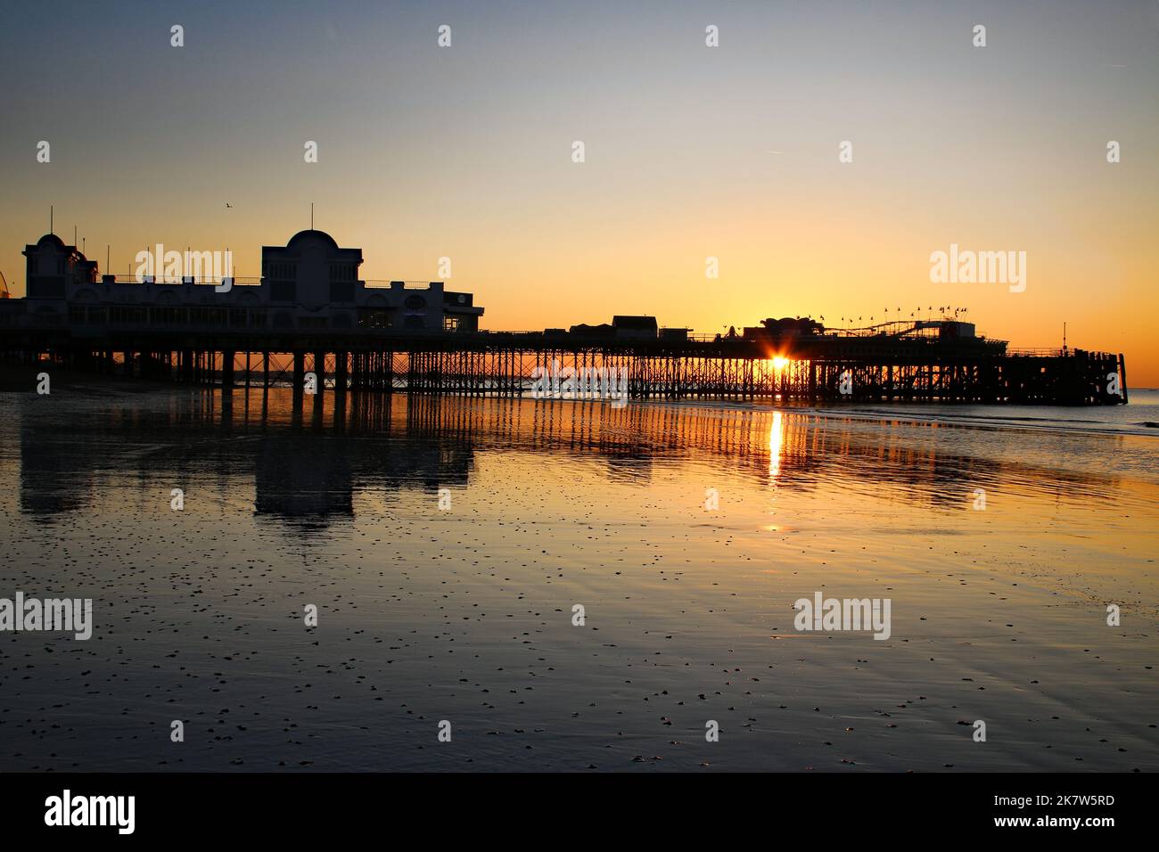 Lever du soleil sous South Parade Pier, Southsea, Portsmouth, Hants, Royaume-Uni Banque D'Images
