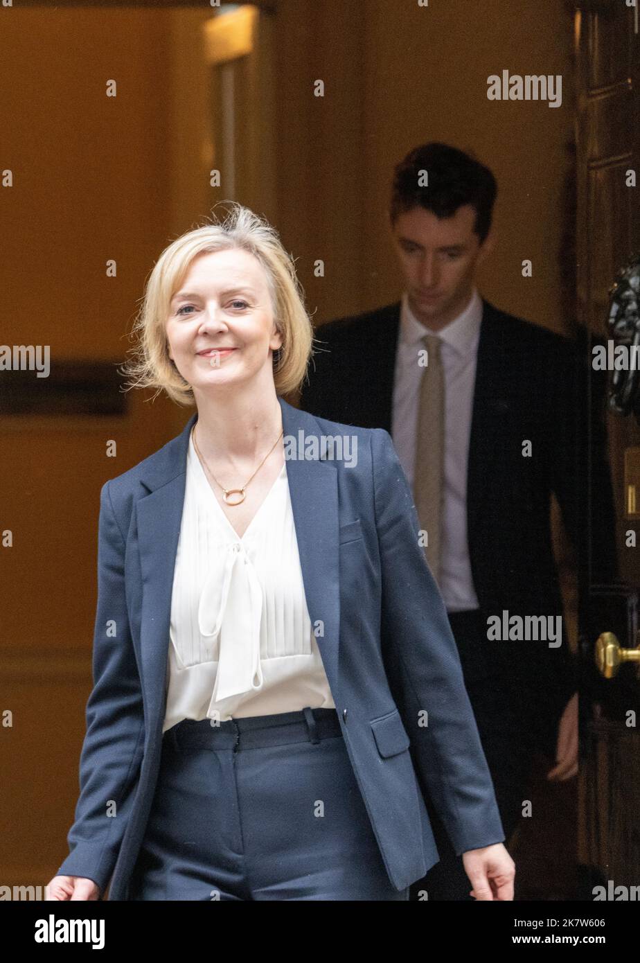 Londres, Royaume-Uni. 19th octobre 2022. Liz Truss Premier ministre, quitte 10 Downing Street pour les premiers ministres questions crédit: Ian Davidson/Alay Live News Banque D'Images