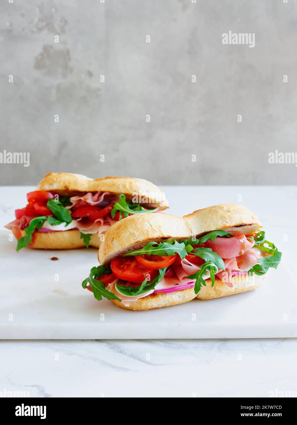 Délicieux sandwich au jambon, à la mozarella et aux légumes frais. Concept déjeuner simple. Copier l'espace Banque D'Images