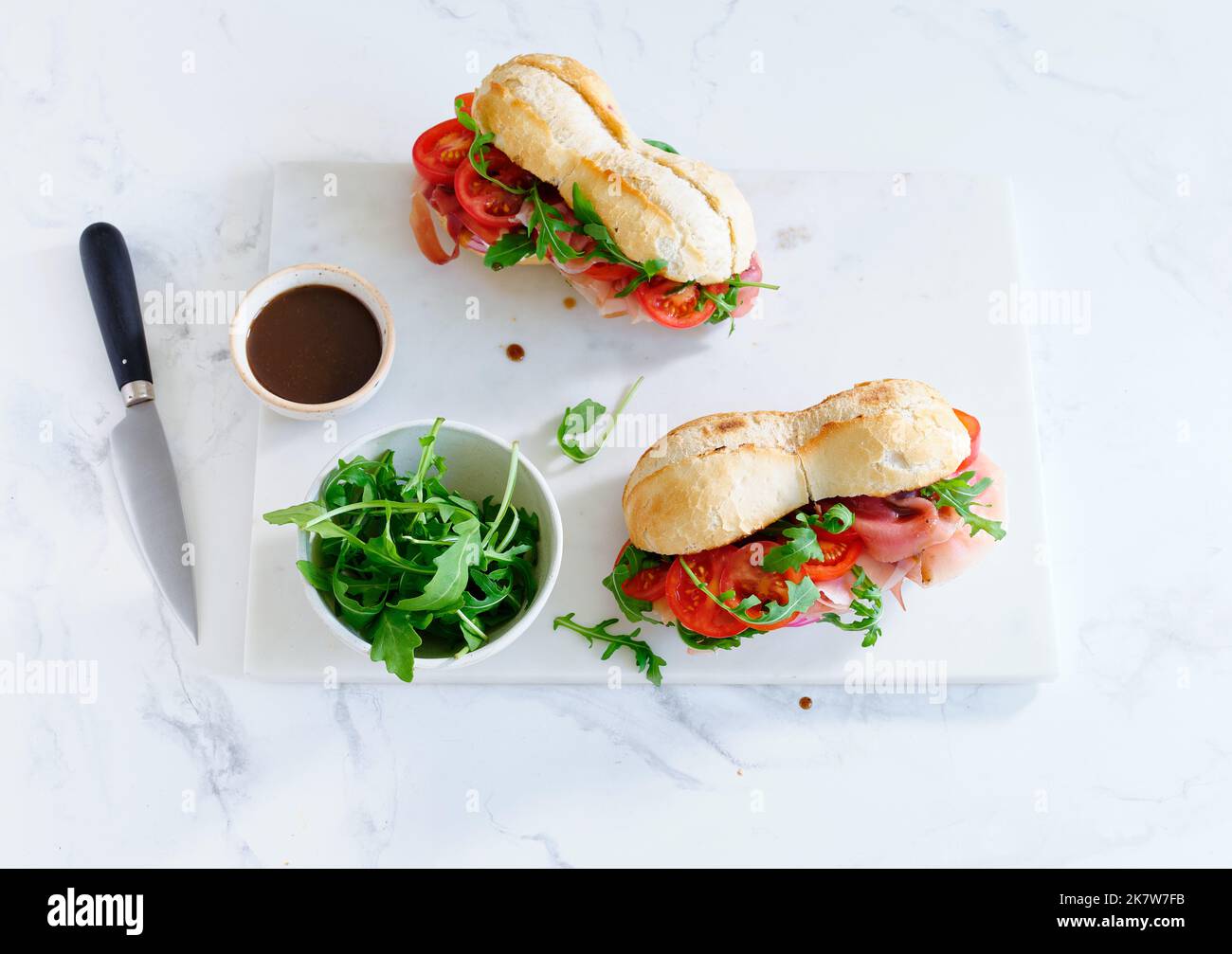 Plat avec de savoureux sandwiches au jambon, mozarella et légumes frais. Concept déjeuner simple Banque D'Images