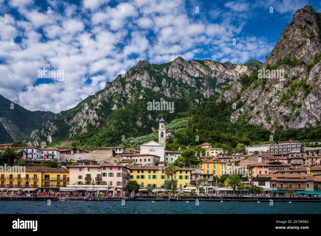 Vue sur le front de mer de Limone sul Garda, lac de Garde, Italie Banque D'Images