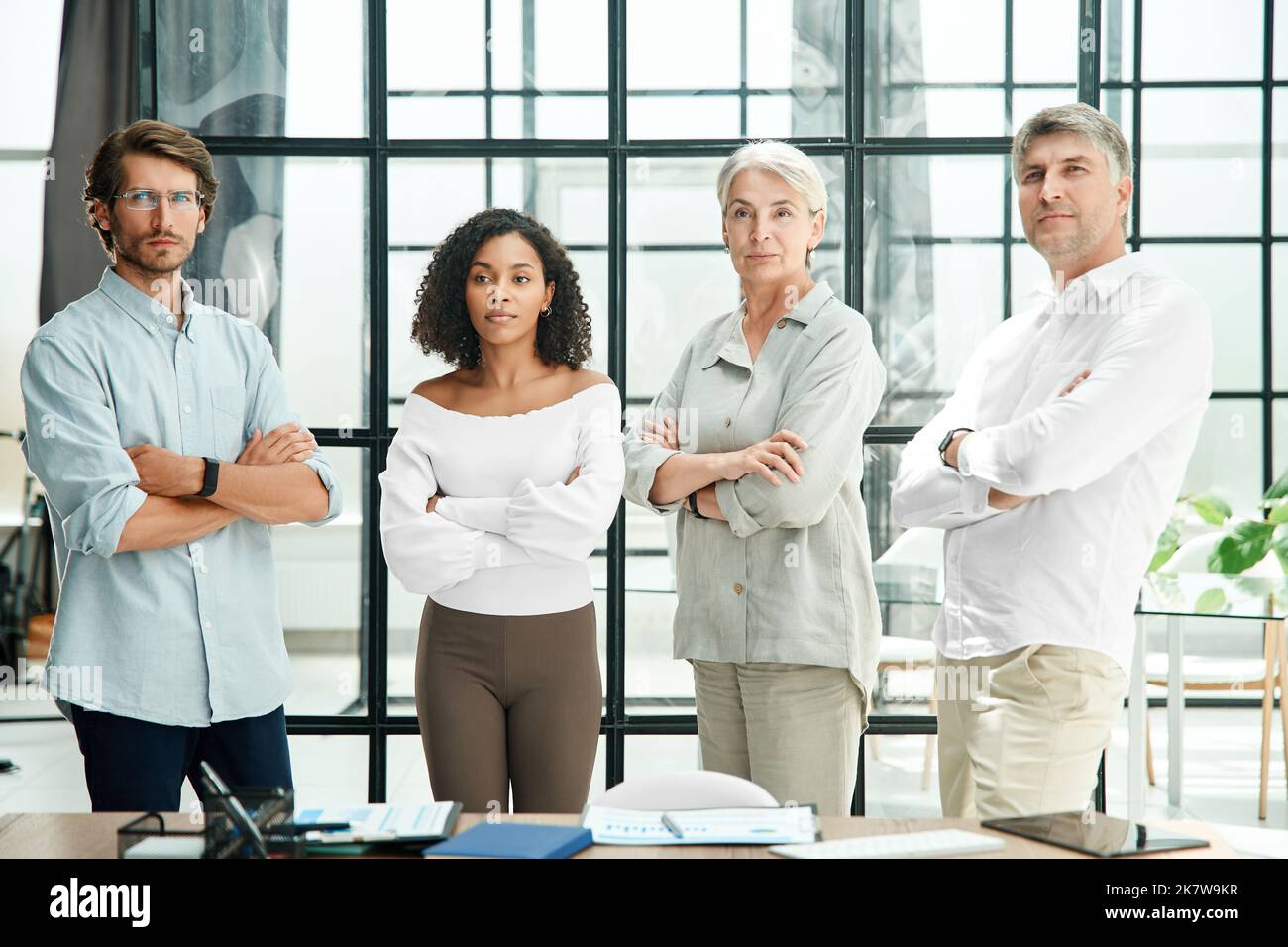 une équipe de professionnels qui se tiennent au bureau. Banque D'Images