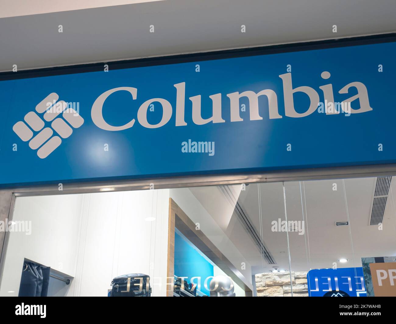 Funchal, Portugal - 23 octobre 2021 : panneau du magasin Columbia Sportswear. Guess est une marque et un détaillant américain de vêtements Banque D'Images