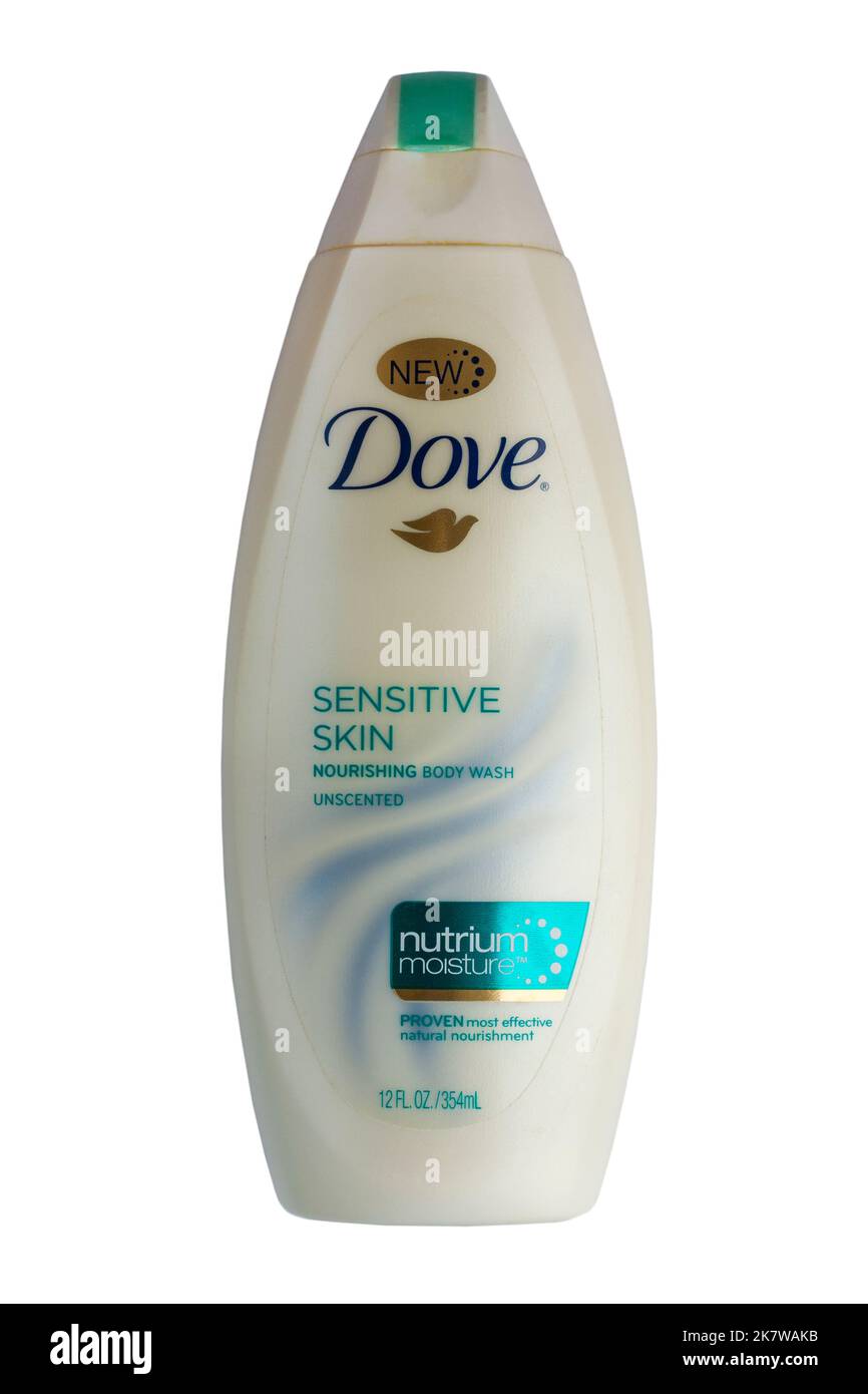 Bouteille de Nouvelle Dove peau sensible nourrissant corps laver non parfumé nutrium humidité isolée sur fond blanc Banque D'Images