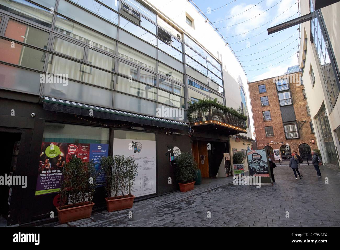 entrée courbe dans la rue du musée irlandais du rock n roll expérience et mur de la renommée dublin république d'irlande Banque D'Images