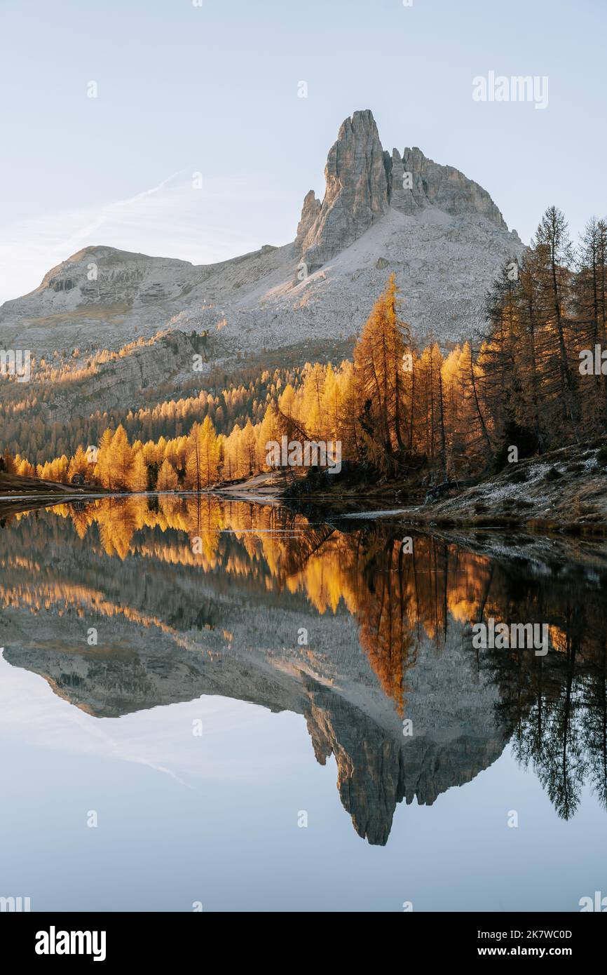 Erste Sonnenstrahlen am Lake Fedare / Lago di Federa in den Belluner Dolomiten zum Sonnenaufgang. Es ist Herbst und der Wald am See leuchtet gelb. 4 Banque D'Images