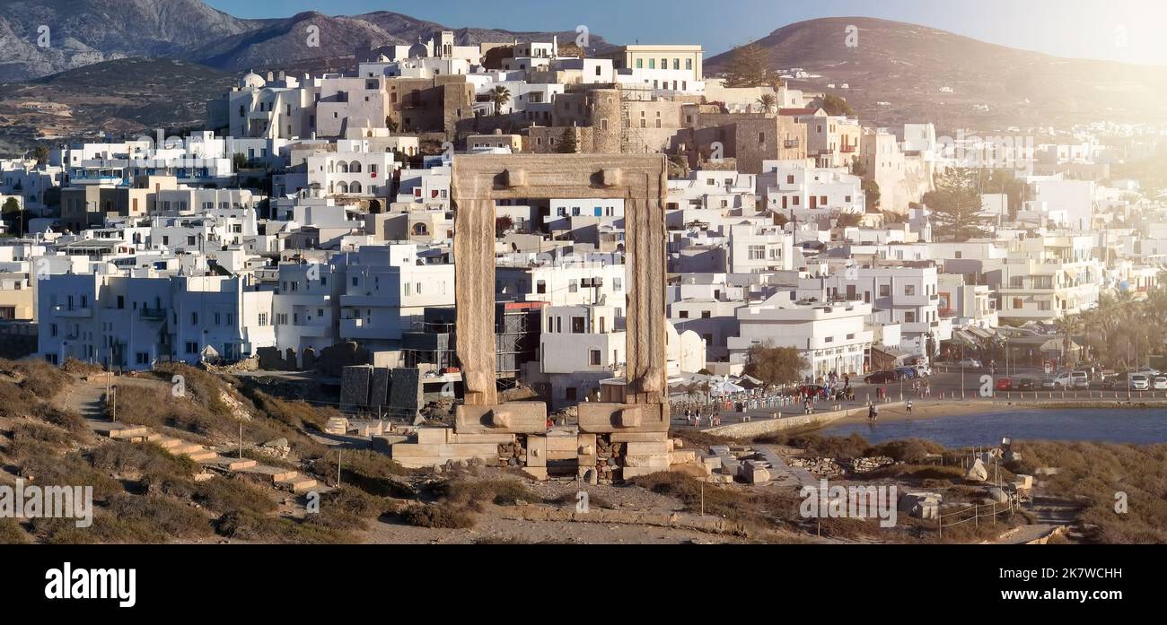 Vue rapprochée de la célèbre porte en marbre de Portara avec la ville de l'île de Naxos Banque D'Images