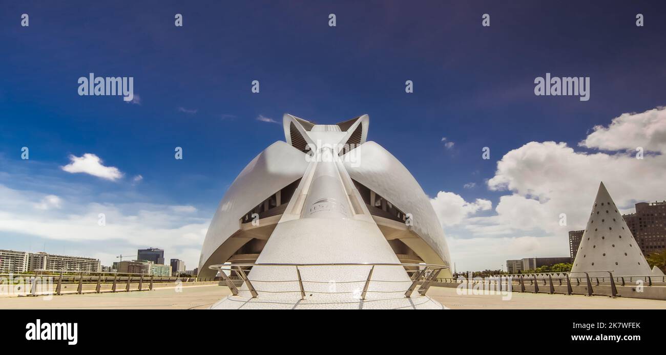 Valence, Espagne - 29 avril 2019 : vue sur la Cité des Arts et des Sciences de Valence créée par l'architecte Santiago Calatrava. Complexe culturel de Valence. Banque D'Images