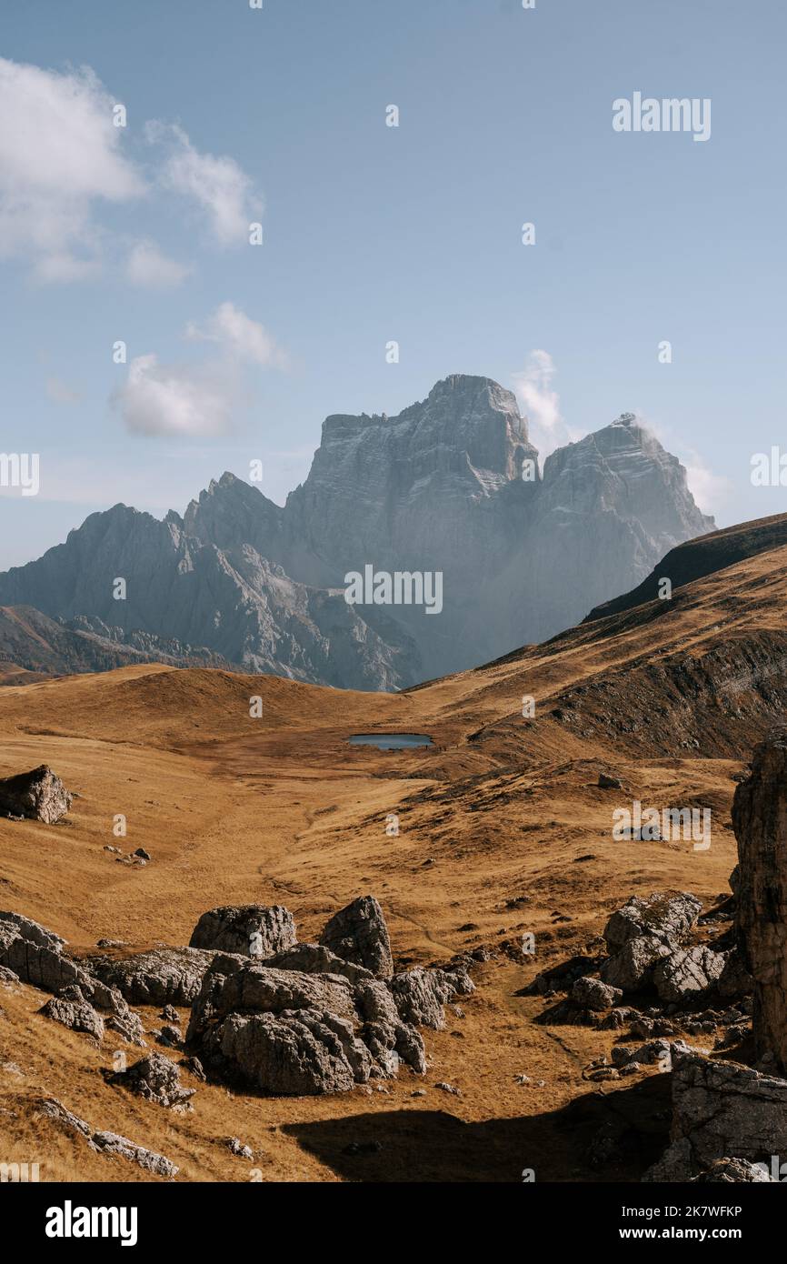 Die Belluner Dolomiten am Passo Giau. Wunderschöner Blick aus der Luft auf den Monte Pelmo im Herbst 3 Banque D'Images