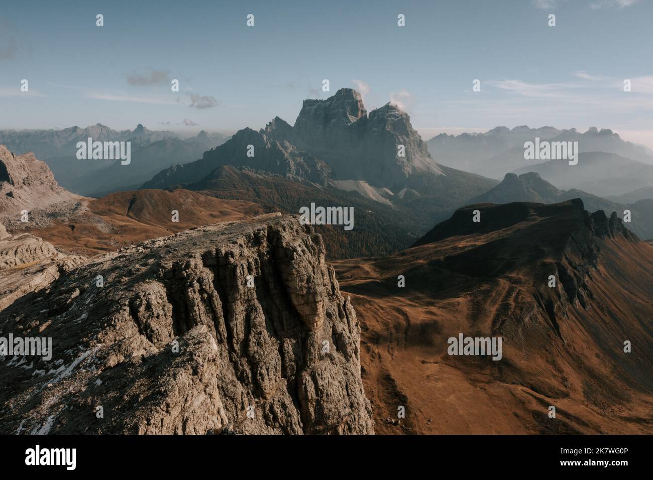 Die Belluner Dolomiten am Passo Giau. Wunderschöner Blick aus der Luft auf den Monte Pelmo im Herbst. Drohnenflug Dolomiten 5 Banque D'Images