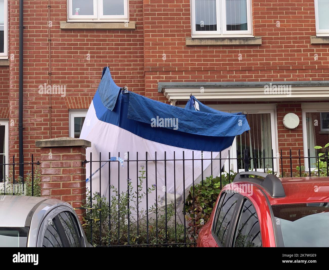 La scène dans School Lane à Banbury, Oxfordshire après qu'un homme de 88 ans est mort dans un centre de vie assisté. Une femme de 53 ans, originaire du Northamptonshire, a été arrêtée mardi pour meurtre et reste en garde à vue. Date de la photo: Mercredi 19 octobre 2022. Banque D'Images