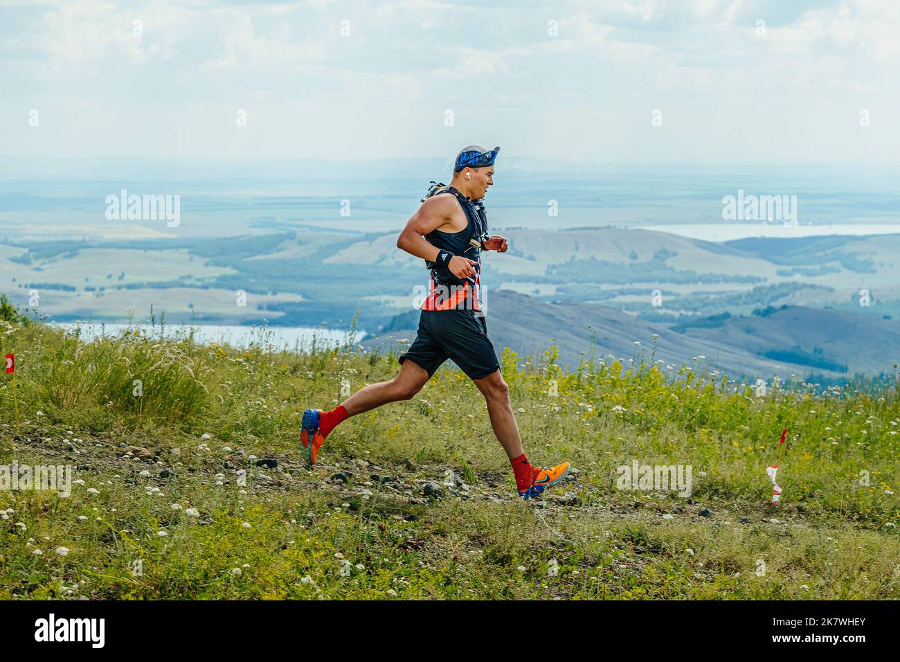 Bannoe, Russie - 31 juillet 2022: Athlète masculin course de descente en montagne dans le sentier sauvage de MMK Banque D'Images Bannoe, Russie - 31 juillet 2022: Athlète masculin course de descente en montagne dans le sentier sauvage de MMK Banque D'Images