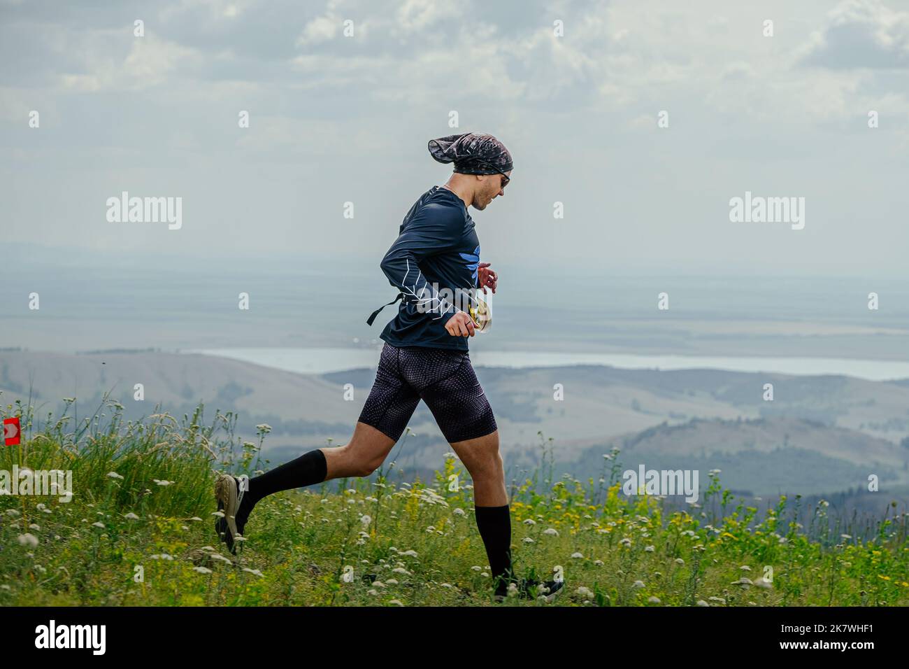 Bannoe, Russie - 31 juillet 2022: Athlète masculin course de descente en montagne dans le sentier sauvage de MMK Banque D'Images Bannoe, Russie - 31 juillet 2022: Athlète masculin course de descente en montagne dans le sentier sauvage de MMK Banque D'Images