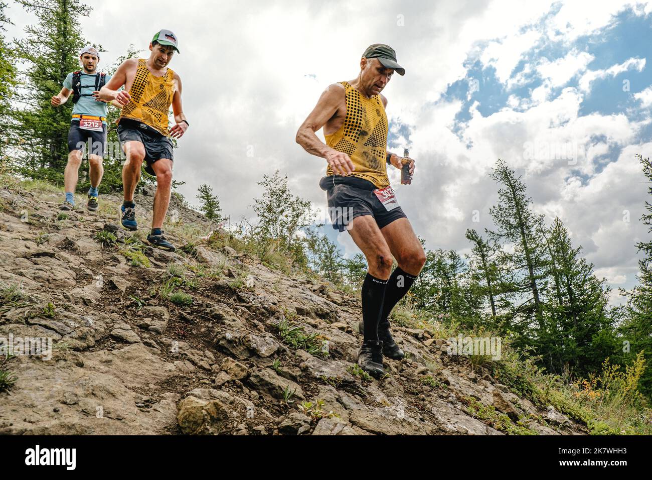 Bannoe, Russie - 31 juillet 2022: Groupe athlète coureur courir la descente de montagne abrupte dans le sentier sauvage de MMK Banque D'Images Bannoe, Russie - 31 juillet 2022: Groupe athlète coureur courir la descente de montagne abrupte dans le sentier sauvage de MMK Banque D'Images