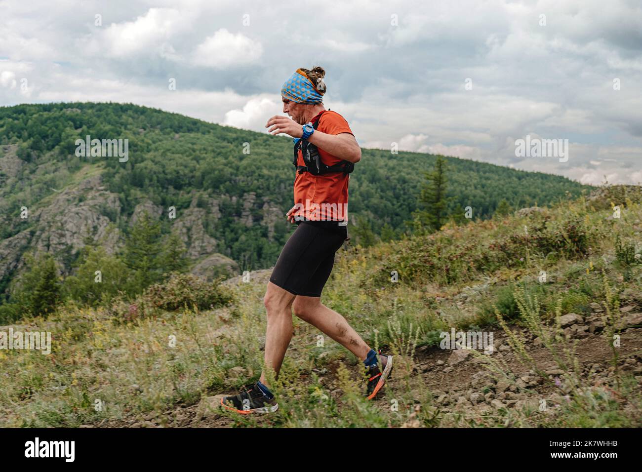 Bannoe, Russie - 31 juillet 2022: Athlète coureur course descente de montagne dans le sentier sauvage de MMK Banque D'Images Bannoe, Russie - 31 juillet 2022: Athlète coureur course descente de montagne dans le sentier sauvage de MMK Banque D'Images