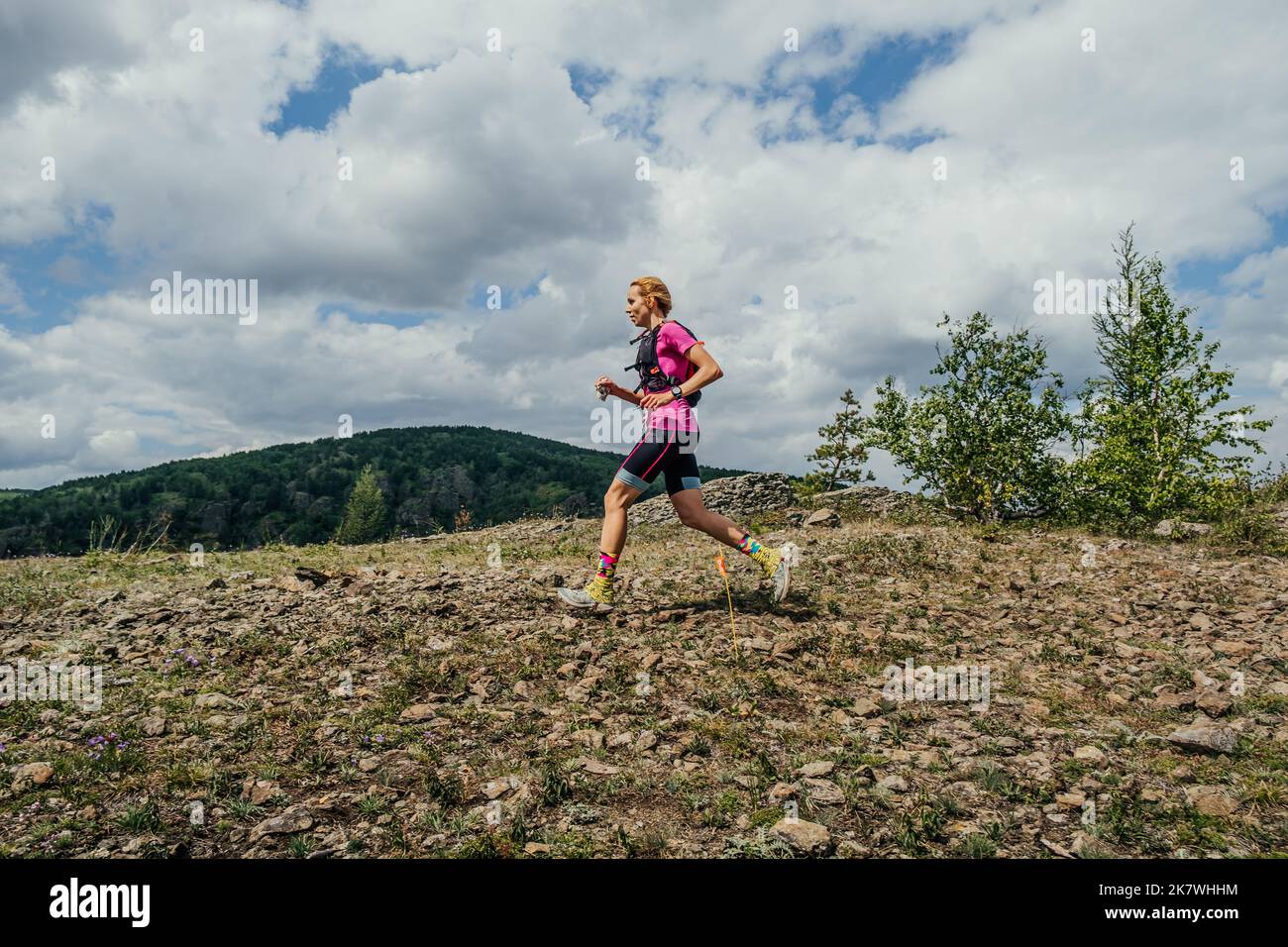 Bannoe, Russie - 31 juillet 2022 : piste de course d'athlète féminine le long de la montagne de crête dans le sentier sauvage de MMK Banque D'Images Bannoe, Russie - 31 juillet 2022 : piste de course d'athlète féminine le long de la montagne de crête dans le sentier sauvage de MMK Banque D'Images