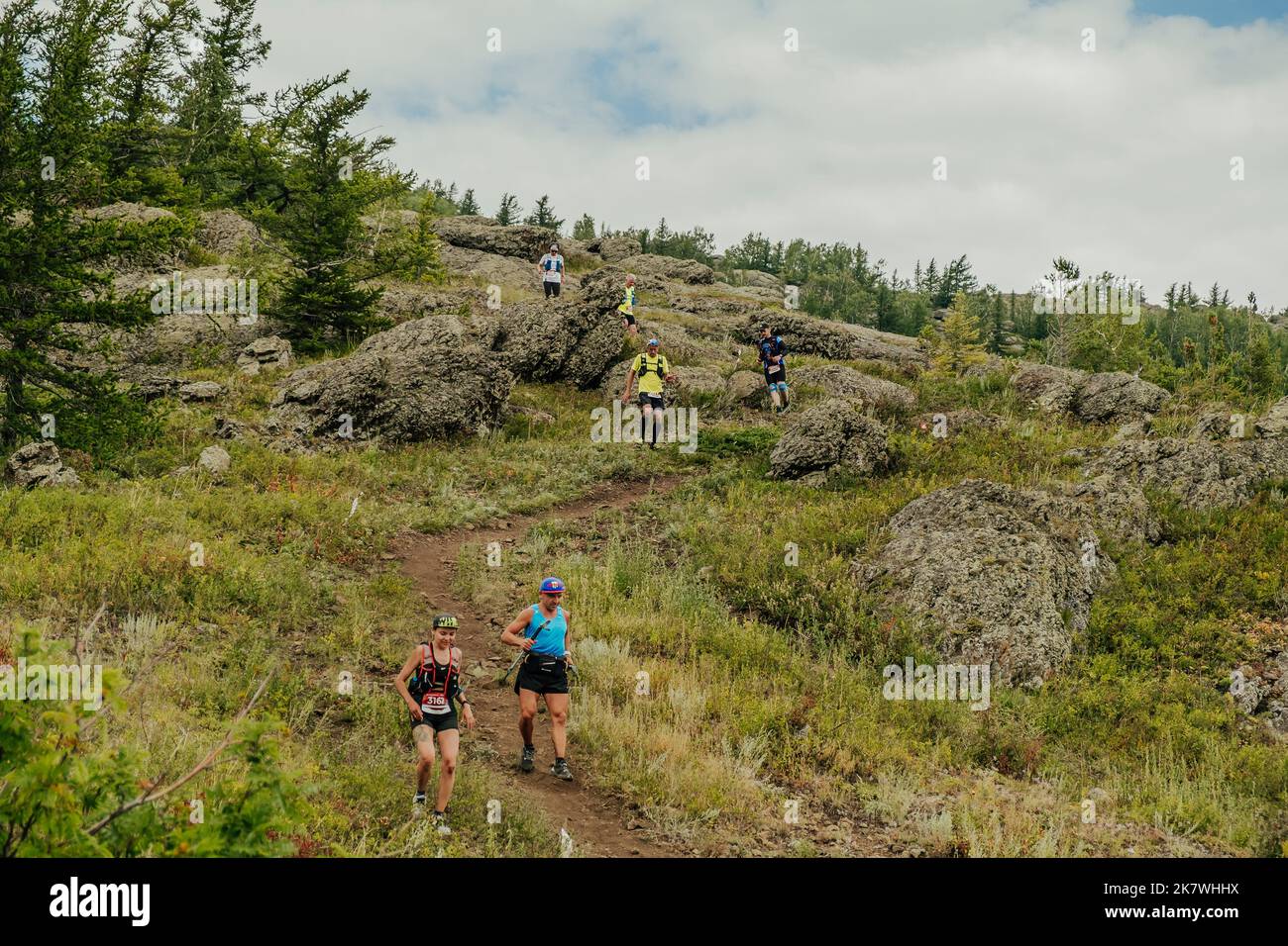 Bannoe, Russie - 31 juillet 2022 : les coureurs de groupe, hommes et femmes, courent le sentier de montagne dans le sentier sauvage de MMK Banque D'Images Bannoe, Russie - 31 juillet 2022 : les coureurs de groupe, hommes et femmes, courent le sentier de montagne dans le sentier sauvage de MMK Banque D'Images