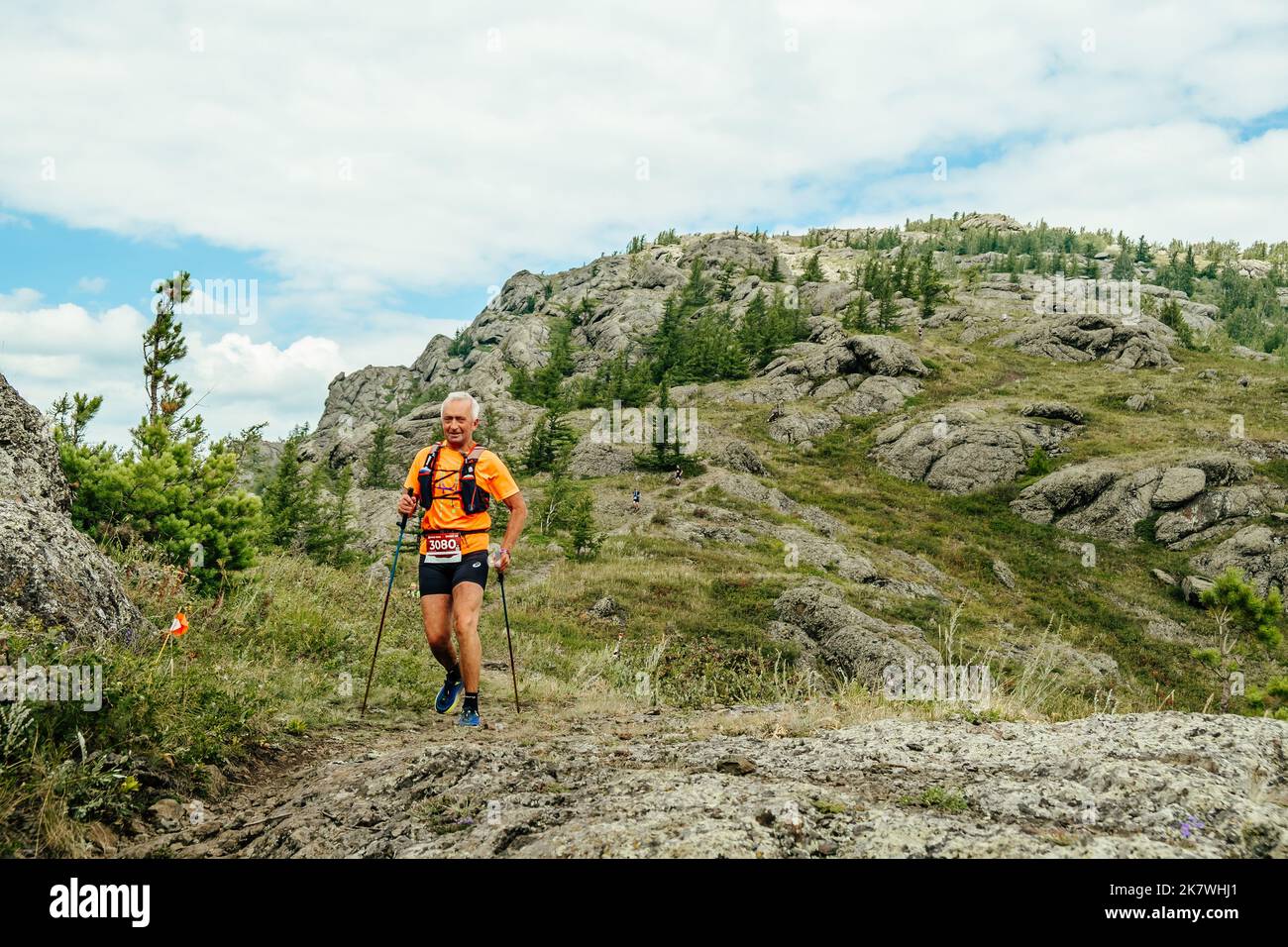 Bannoe, Russie - 31 juillet 2022 : piste de course d'athlète masculin âgé sur le sentier sauvage de MMK Banque D'Images Bannoe, Russie - 31 juillet 2022 : piste de course d'athlète masculin âgé sur le sentier sauvage de MMK Banque D'Images
