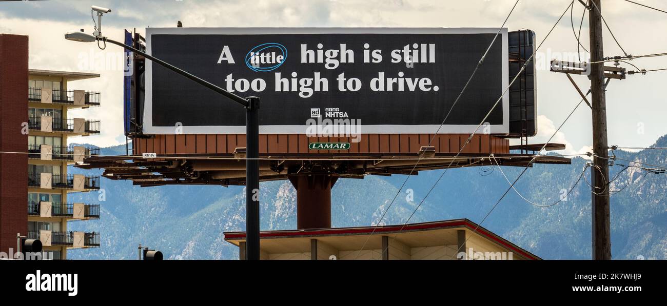 Colorado Springs, Colorado - 8 juillet 2022 : « un peu élevé est encore trop élevé pour conduire. » Le panneau d’affichage fait partie de la NHTSA et de l’imprimerie-drogue du Conseil ad Banque D'Images
