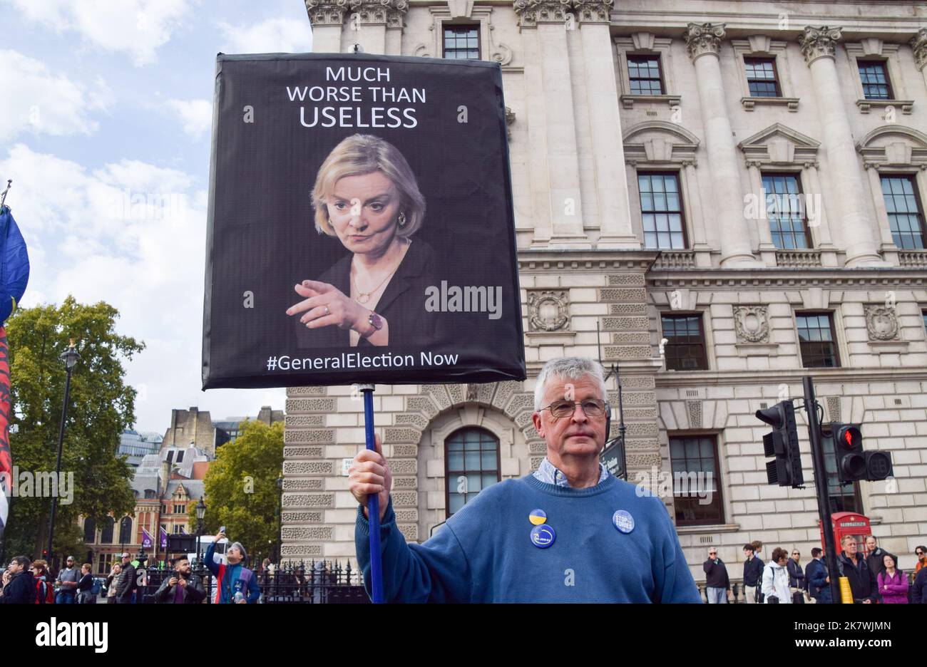 Londres, Royaume-Uni. 19th octobre 2022. Un manifestant tient un écriteau anti-Liz Truss sur la place du Parlement alors que Truss affrontait les questions du Premier ministre (QPM). Credit: Vuk Valcic/Alamy Live News Banque D'Images