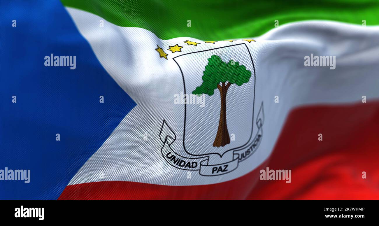 Vue rapprochée du drapeau national de la Guinée équatoriale qui agite dans le vent. La République de Guinée équatoriale est un État d'Afrique centrale. Bac en tissu texturé Banque D'Images