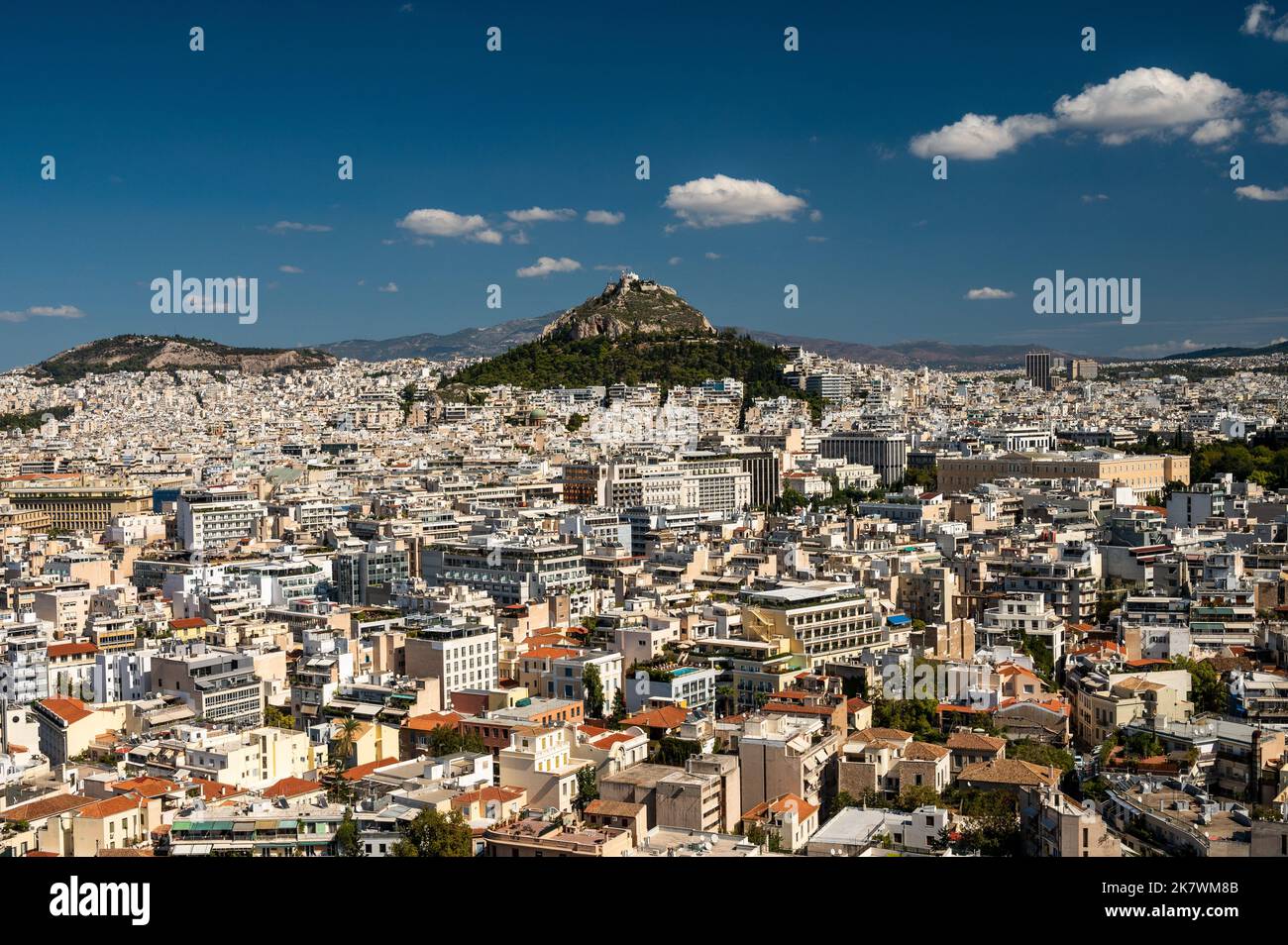 Vue sur le mont Lycabette depuis l'Acropole d'Athènes. Banque D'Images