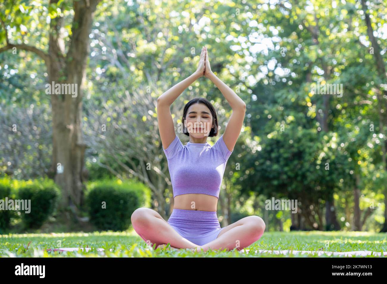 Style de vie femme yoga exercice et pose pour une vie saine. Jeune fille pose équilibre corps vital méditation zen pour la nature d'entraînement au lever du soleil du matin avec Banque D'Images