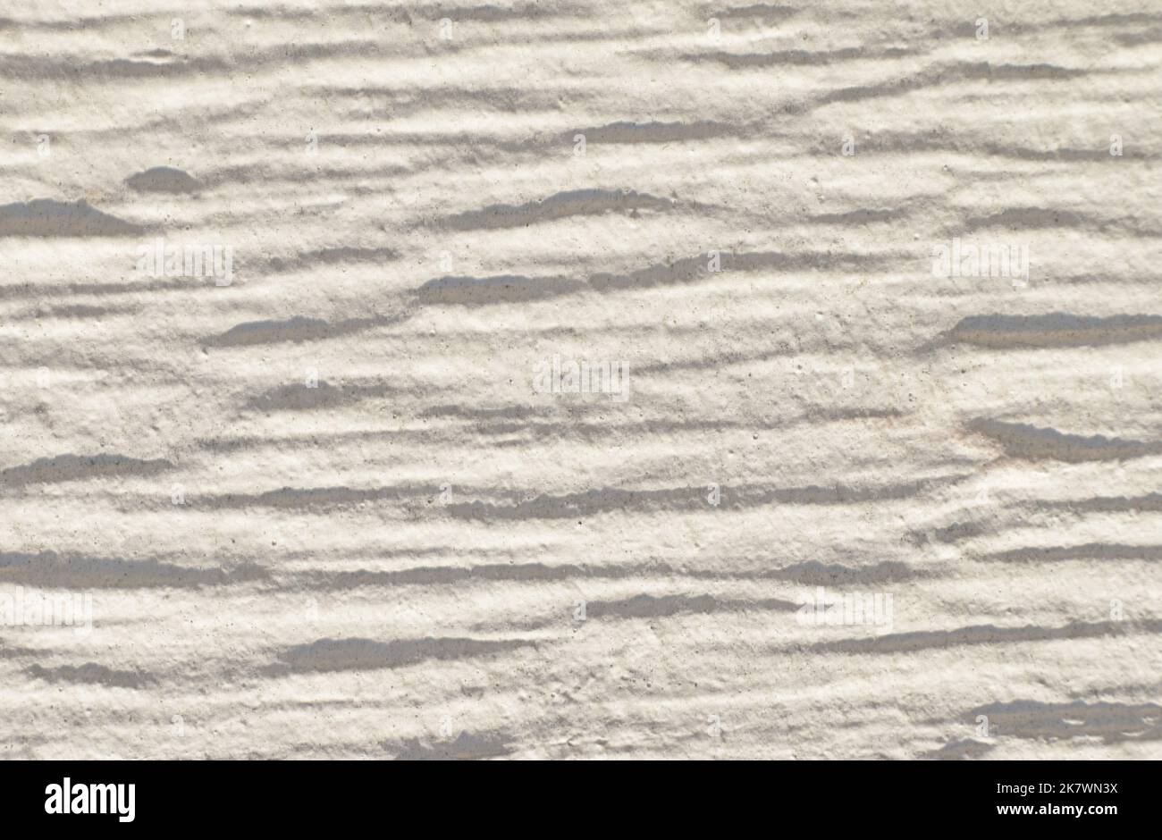 Mur en bois peint blanc robuste avec textures et ombres rugueuses. Arrière-plan ordinaire avec espace de copie. Banque D'Images