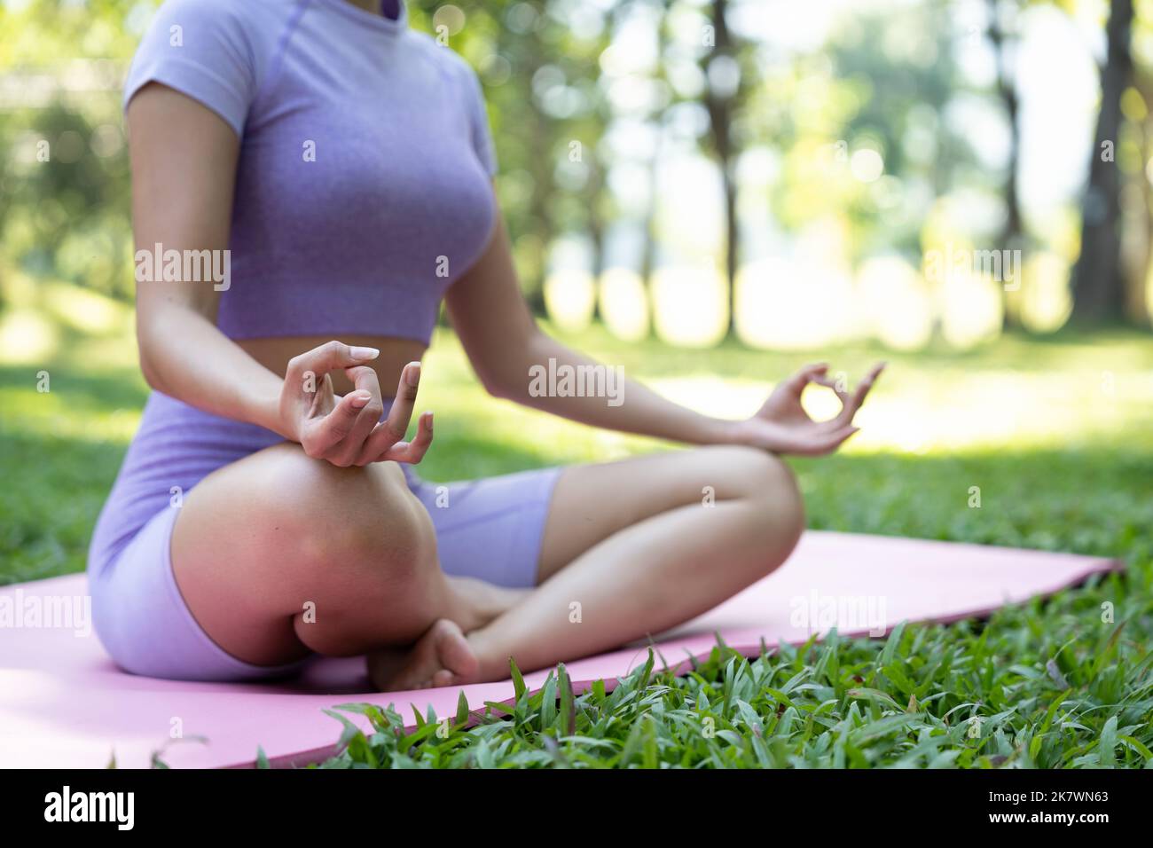 Fermez les mains. Femme faire du yoga détendez-vous à l'extérieur. Femme exerçant pose vitale et méditation pour le club de style de vie de forme physique à l'extérieur de la nature fond Banque D'Images