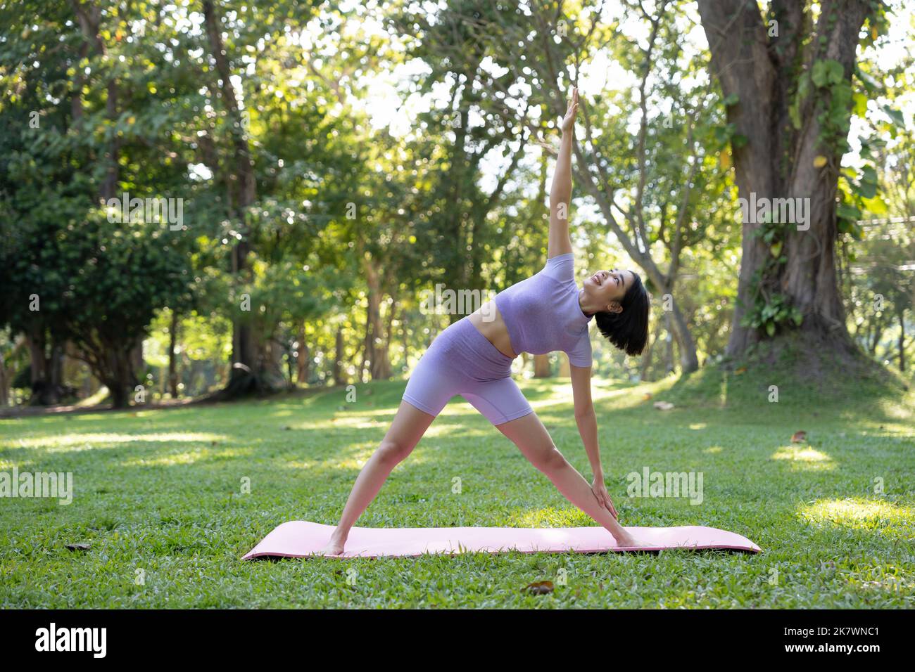 Portrait du bonheur jeune femme pratiquant le yoga en plein air.Yoga et relax concept. Belle fille pratique asana Banque D'Images